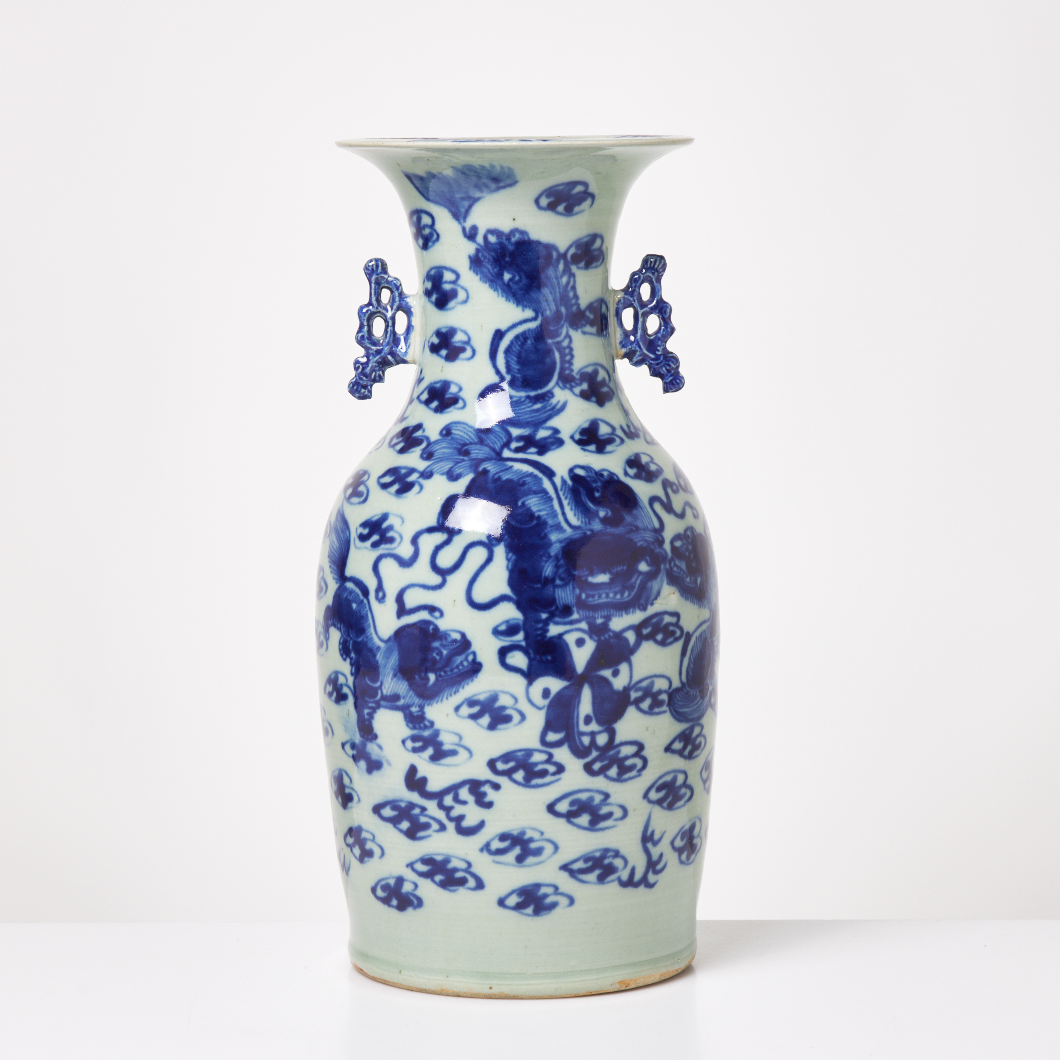 VAS, Kina, 1700-tal, porslin, dekor av tempelhundar i underglasyrblått, genombrutna hänklar.