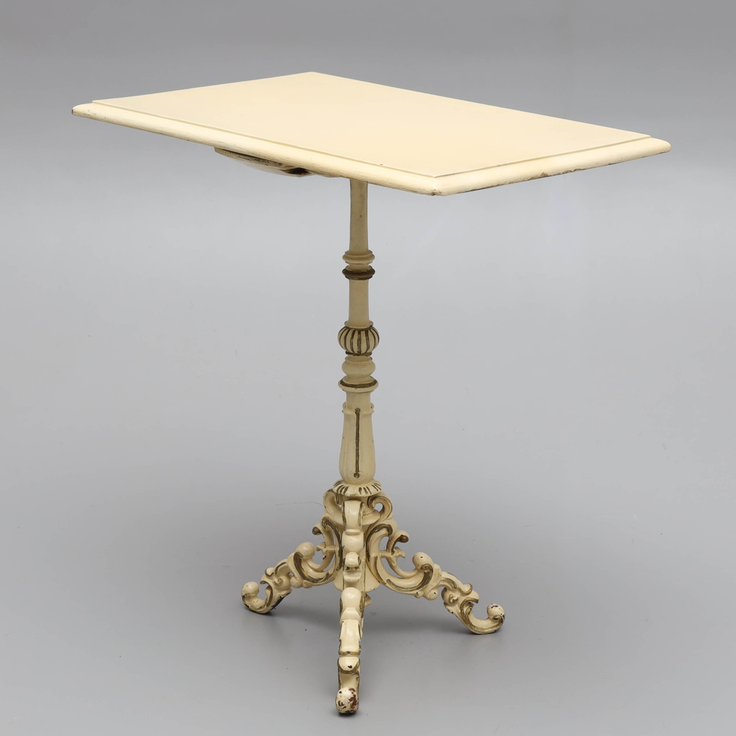 TRÄDGÅRDSBORD, gjuten metall, skiva i bemålat trä, 1900-tal.