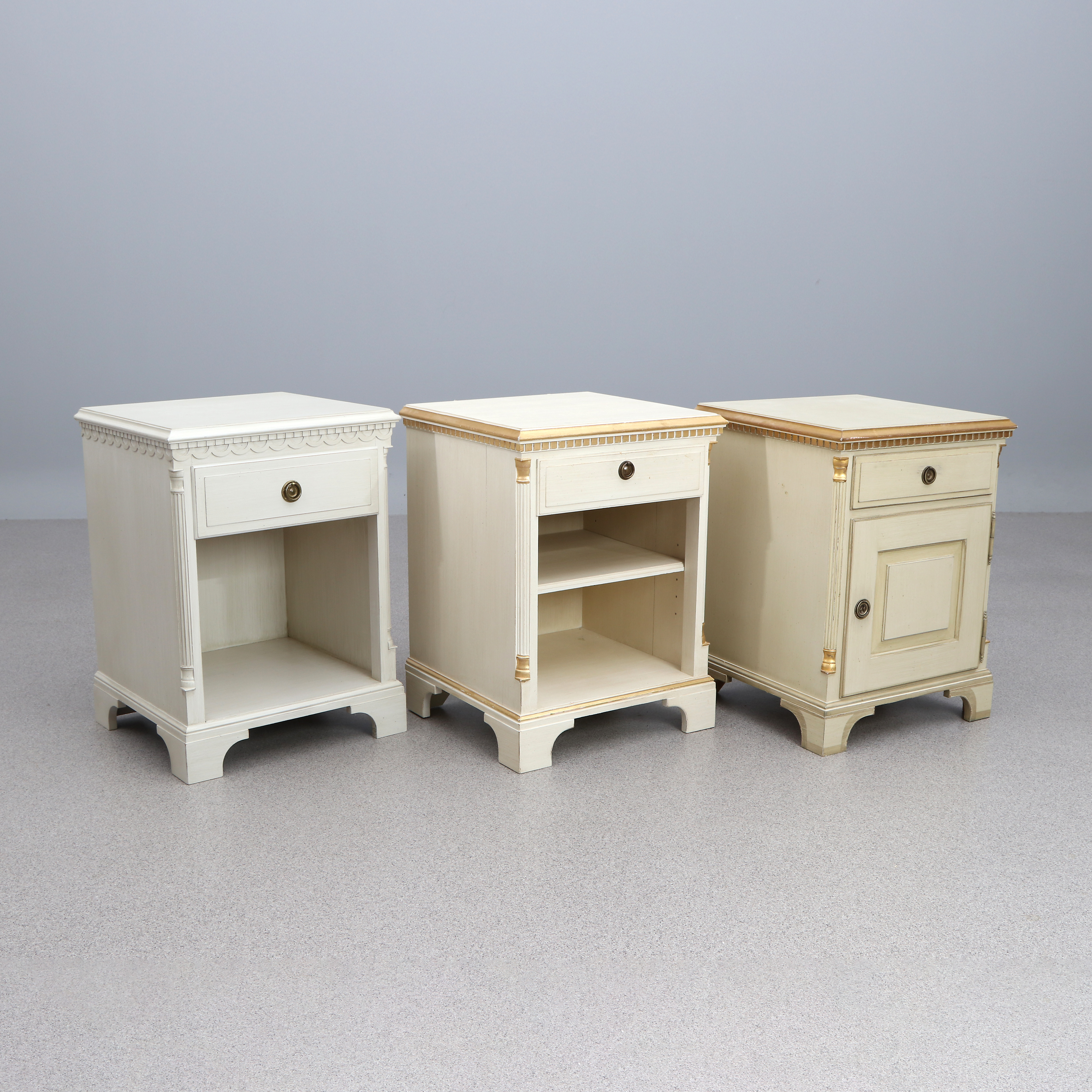 SÄNGBORD, TRE ST. Bemålat och bronserat trä. Gustaviansk stil, 1900-tal. Bl.a. K.A. Roos.