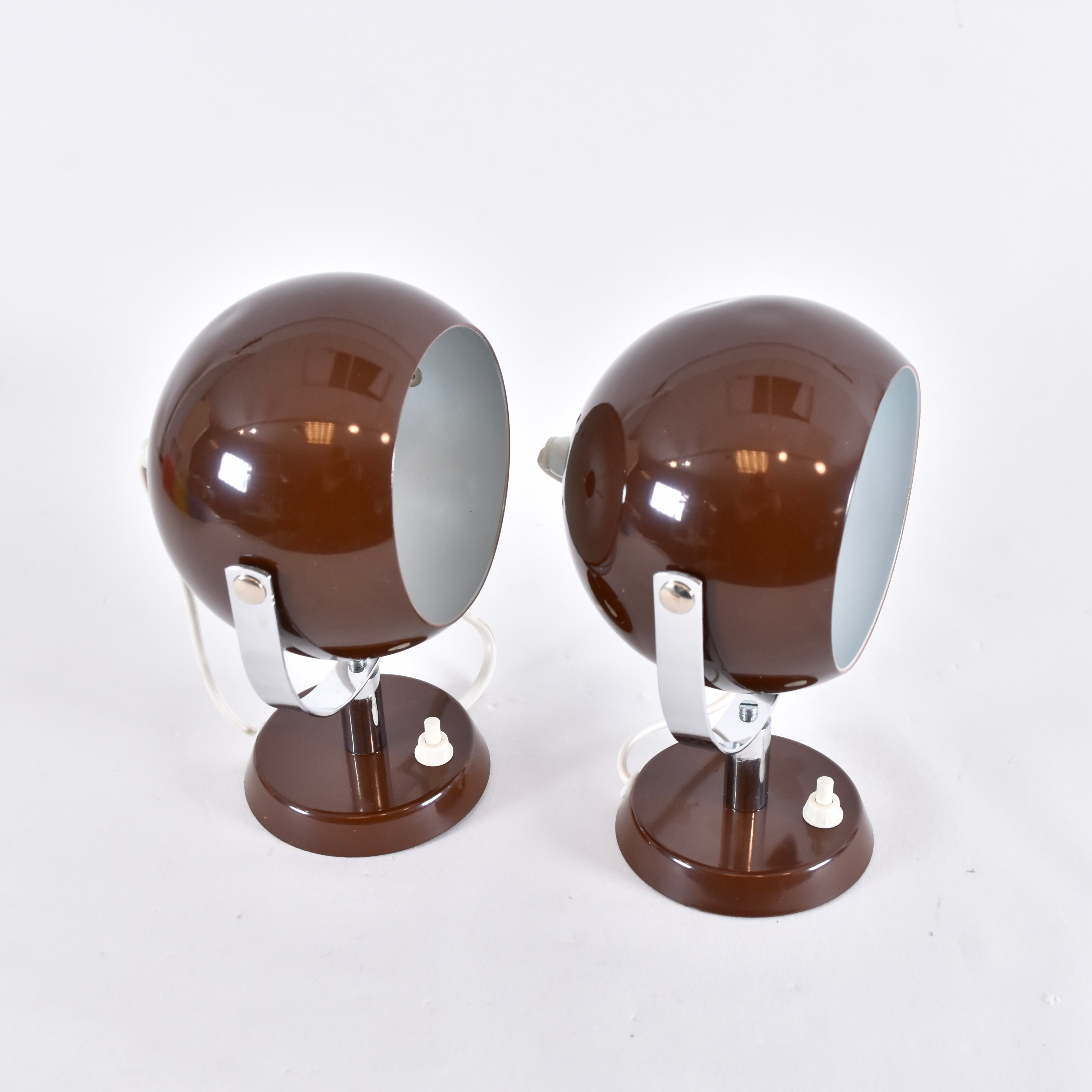 VÄGGLAMPOR, 1 par, brunlackerad metall och krom.