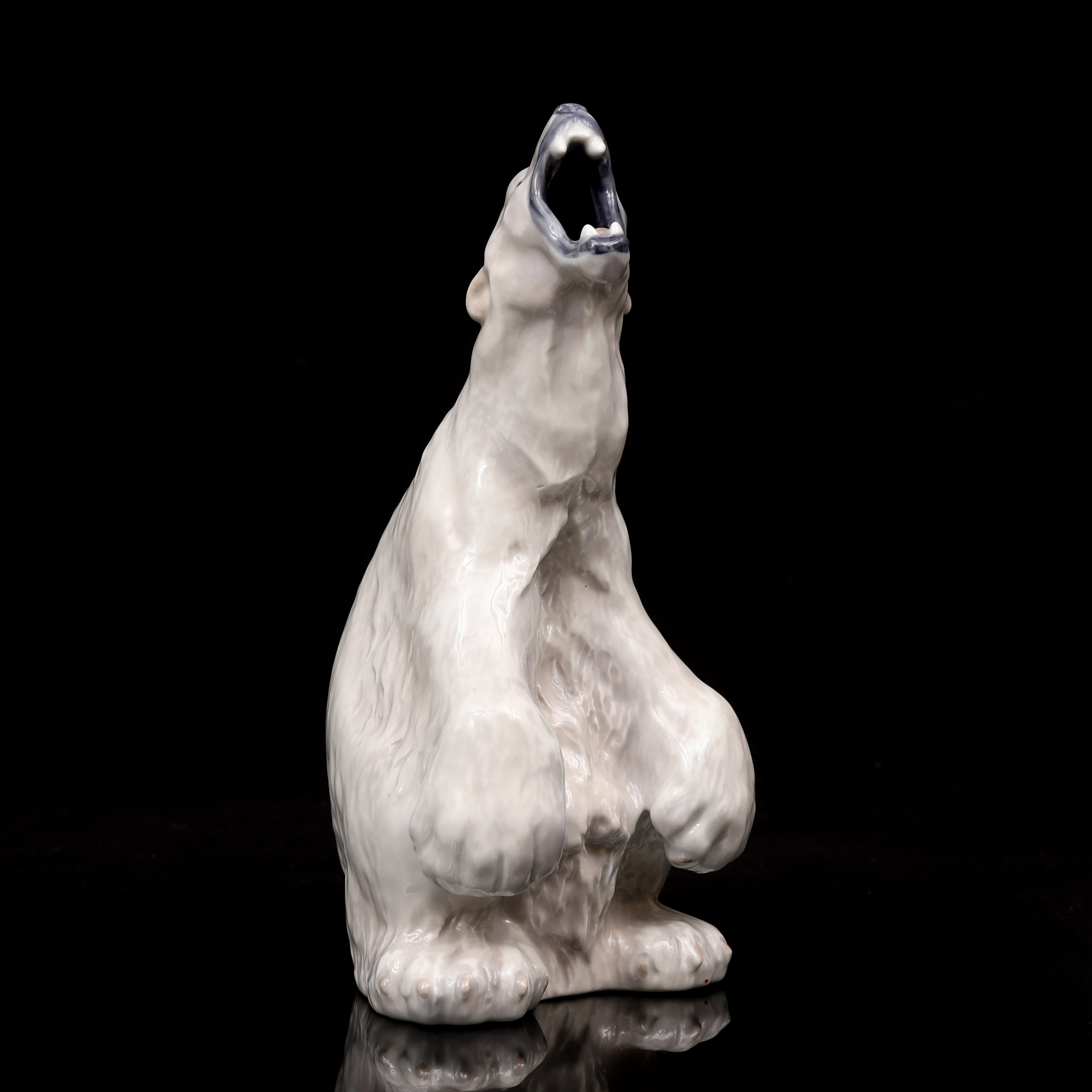 FIGURIN, isbjörn, modell 502, Royal Copenhagen, Danmark.