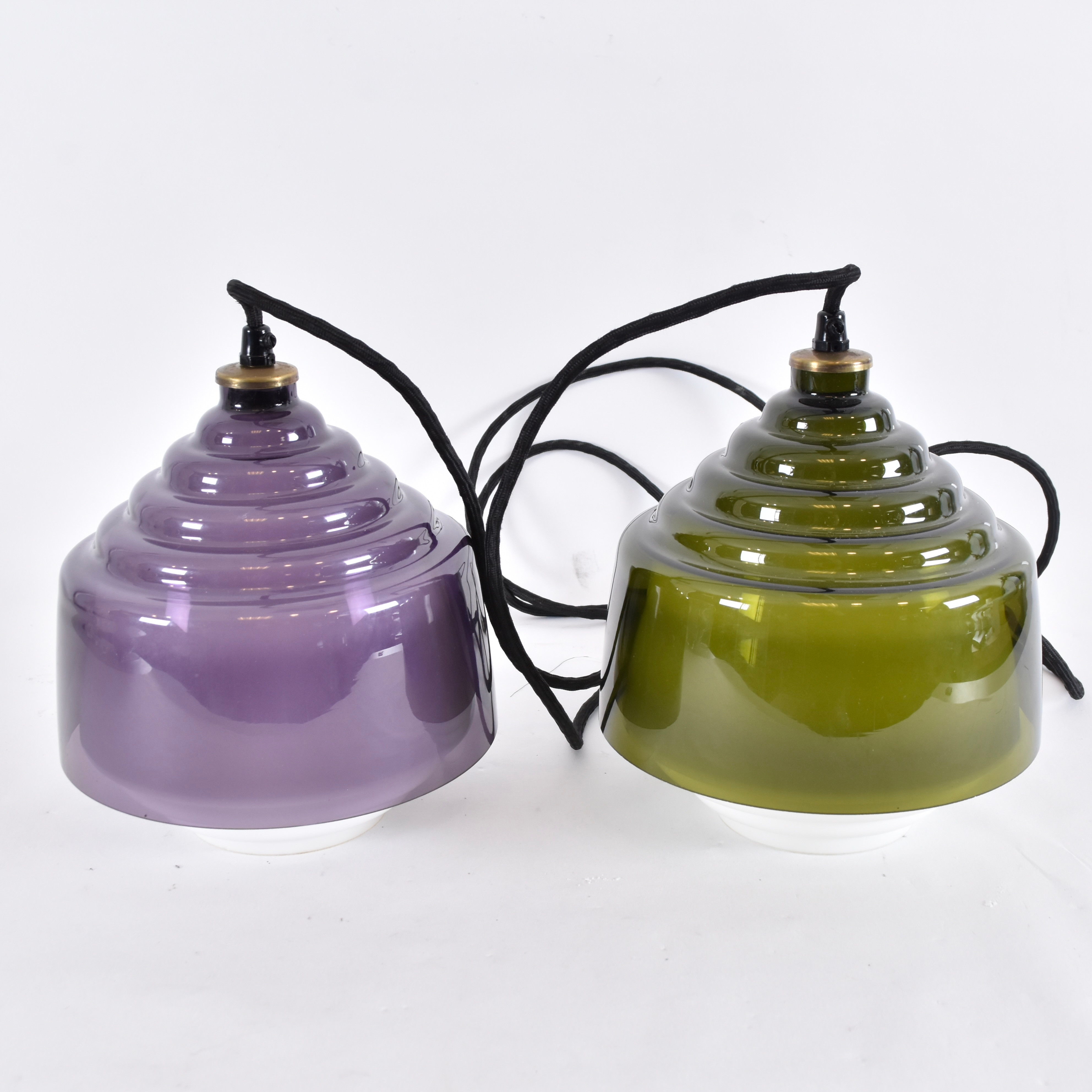 HALLAMPOR, 2 st, grönt respektive violett och vitt glas.