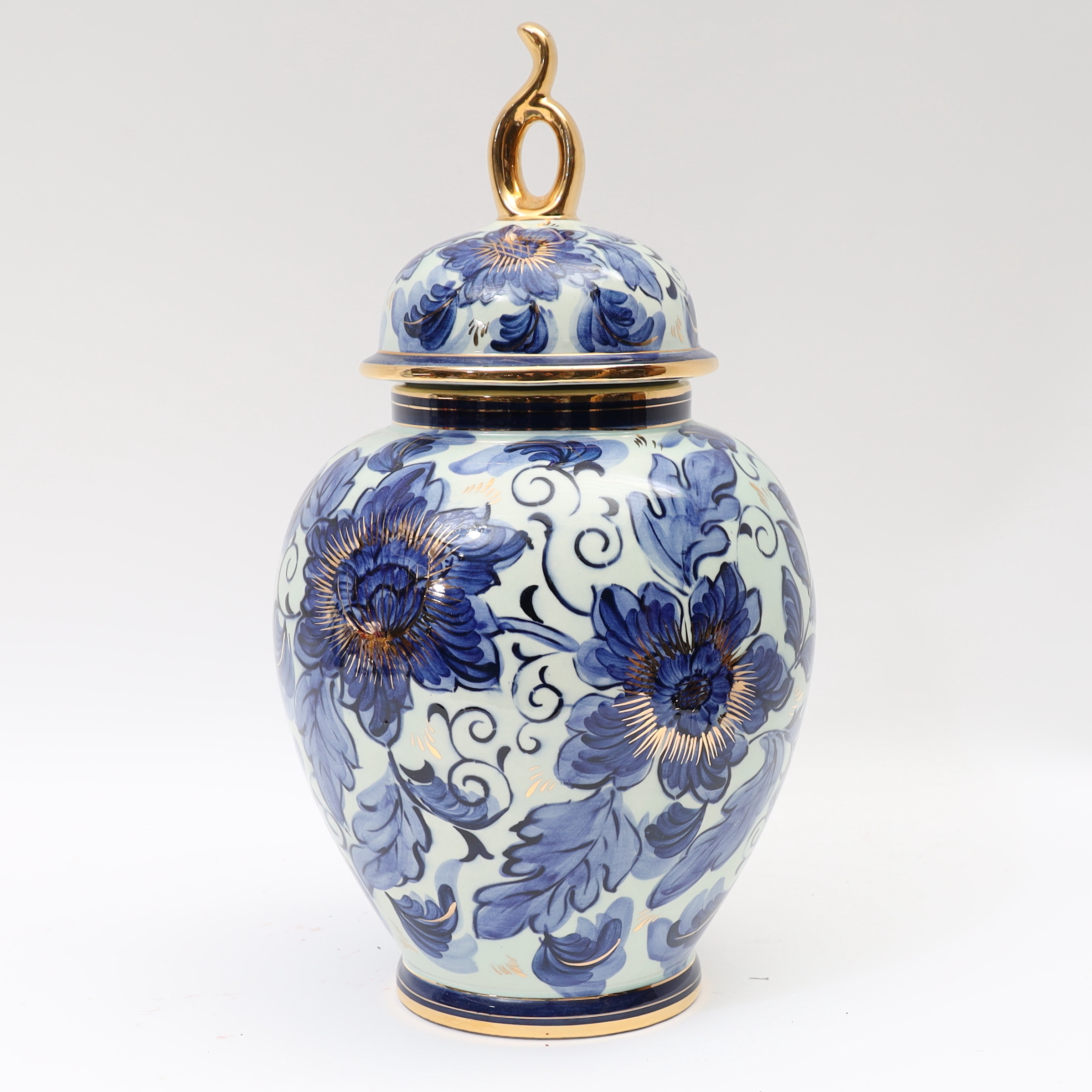 URNA MED LOCK, handmålad dekor och förgyllning.