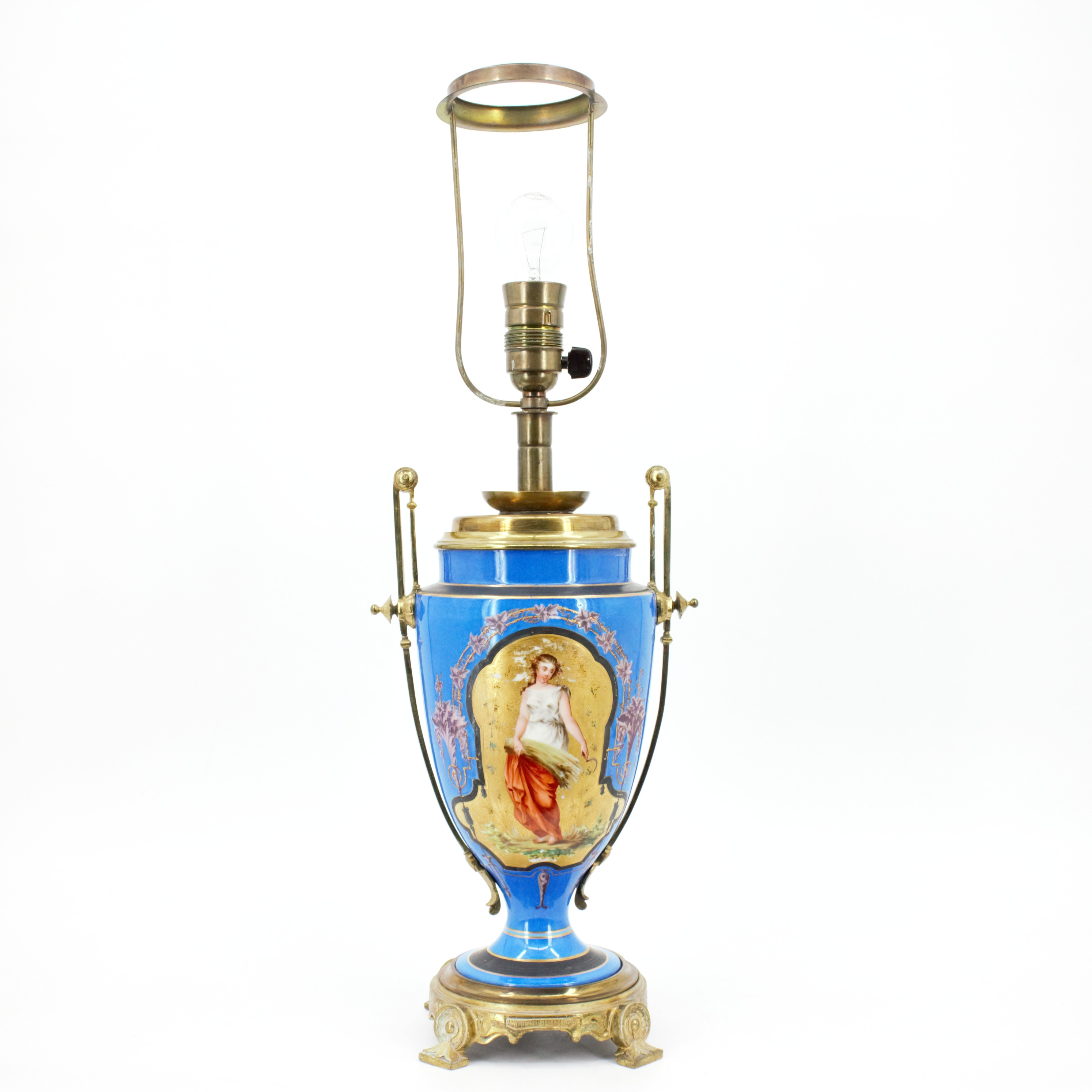 BORDSFOTOGENLAMPA omgjord till el, mässing, porslin, 1900-tal.