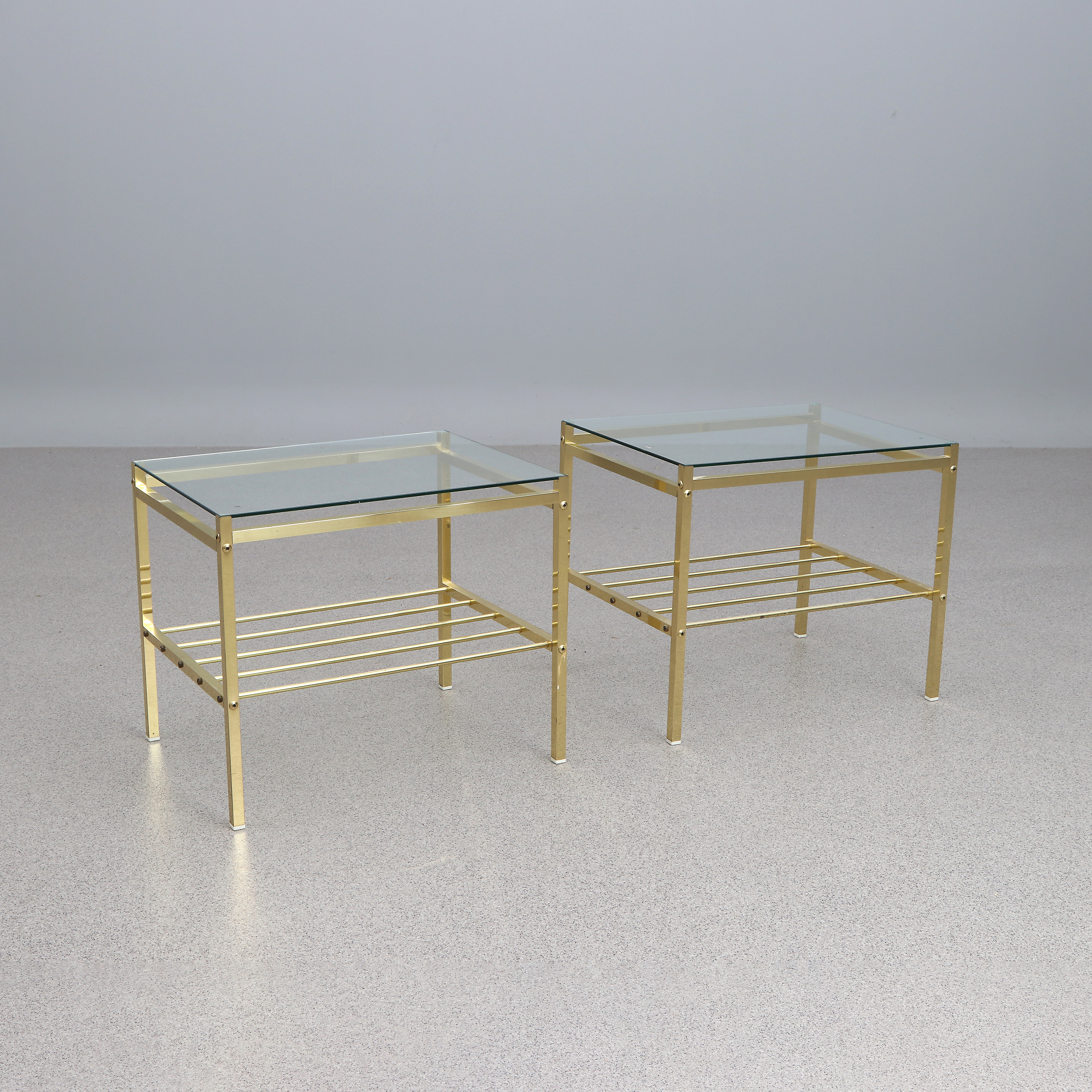 SIDOBORD, ETT PAR. Mässingsfärgat stål med glasskivor. 1900-talets andra hälft.