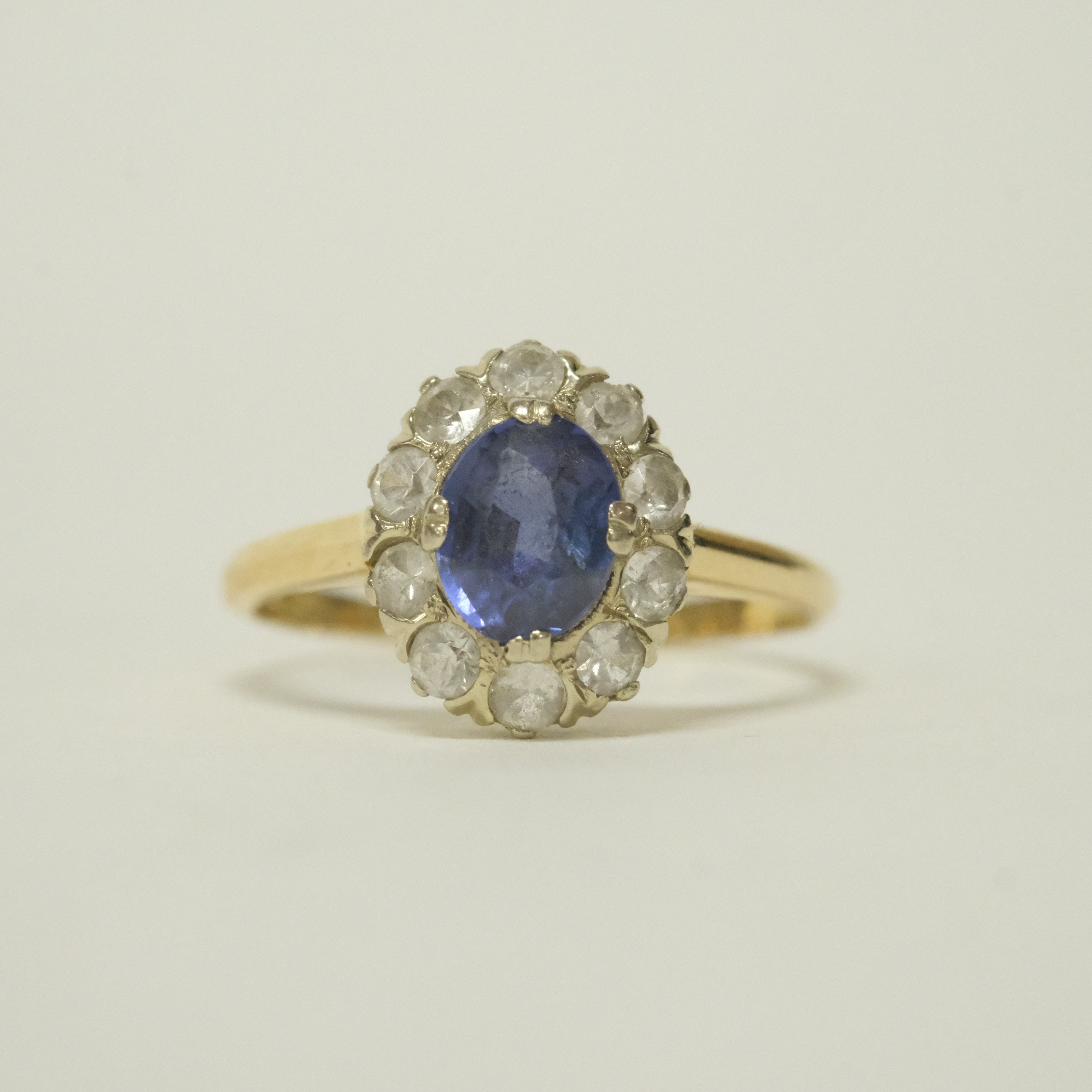 CARMOSÉRING, 18K GULD MED TOPAS OCH VITA STENAR.