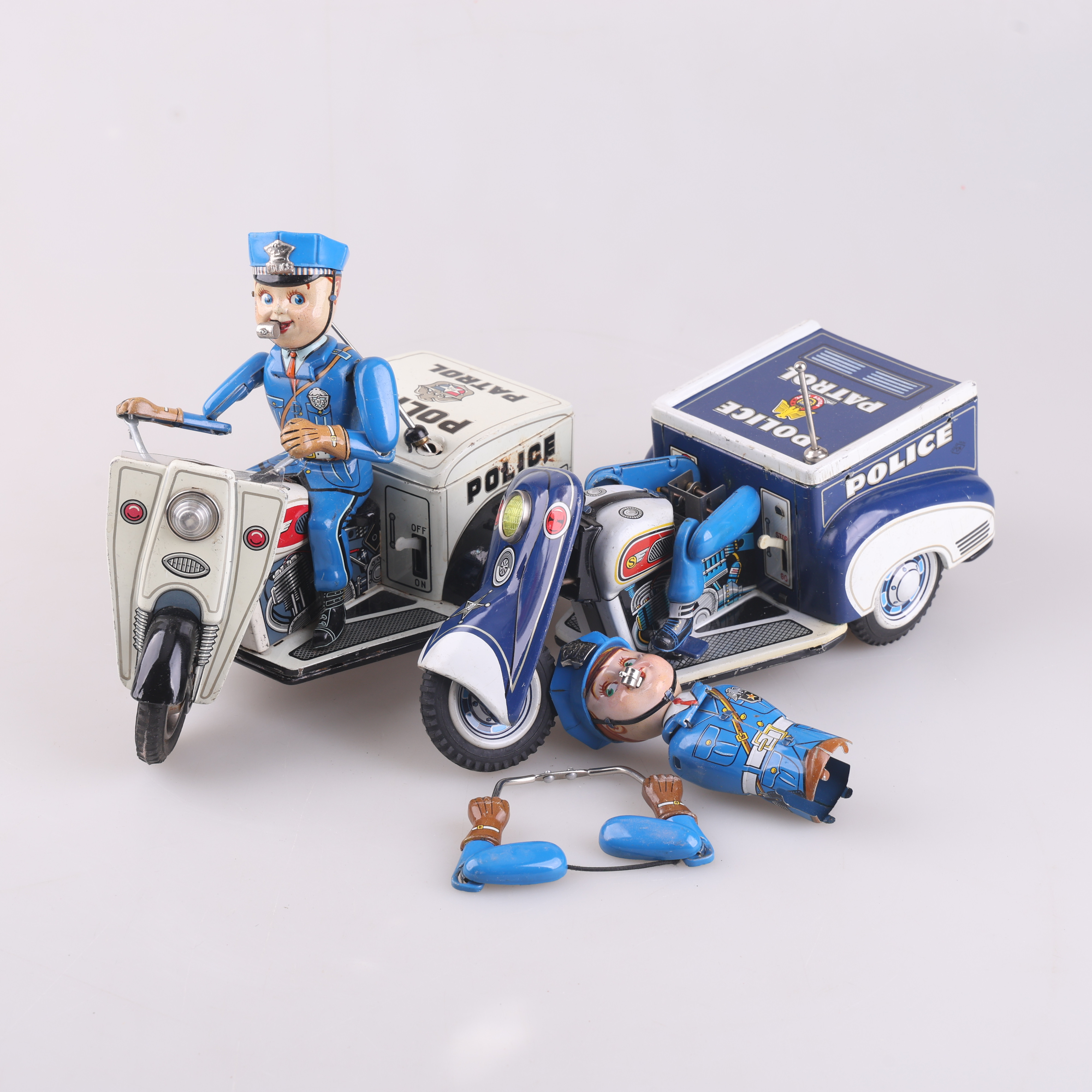 PLÅTLEKSAKER, 2 st, "Patrol Auto Tricycle" Japan, 1900-talets mitt.