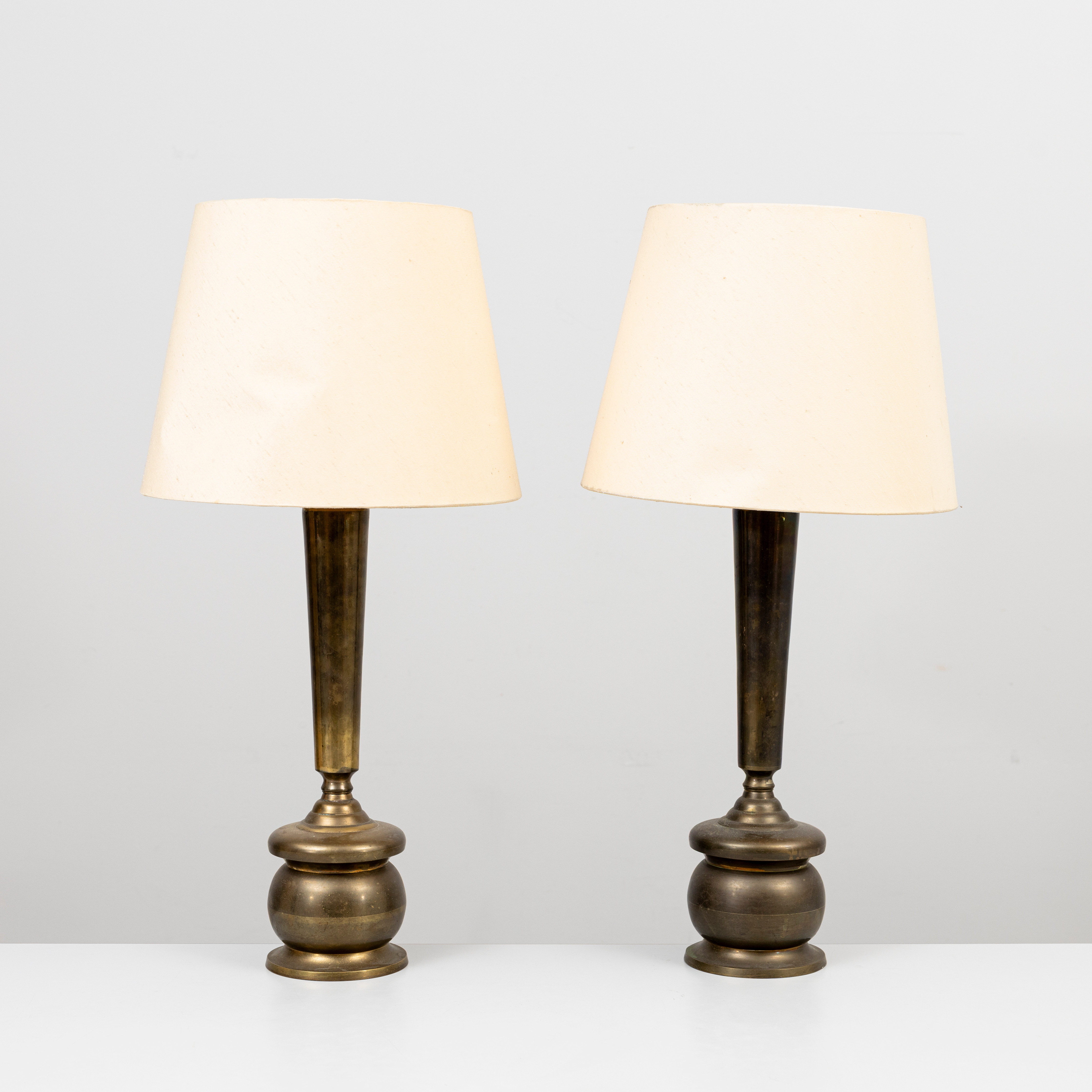 BORDSLAMPOR, ett par, mässing, 1900-talets andra hälft.