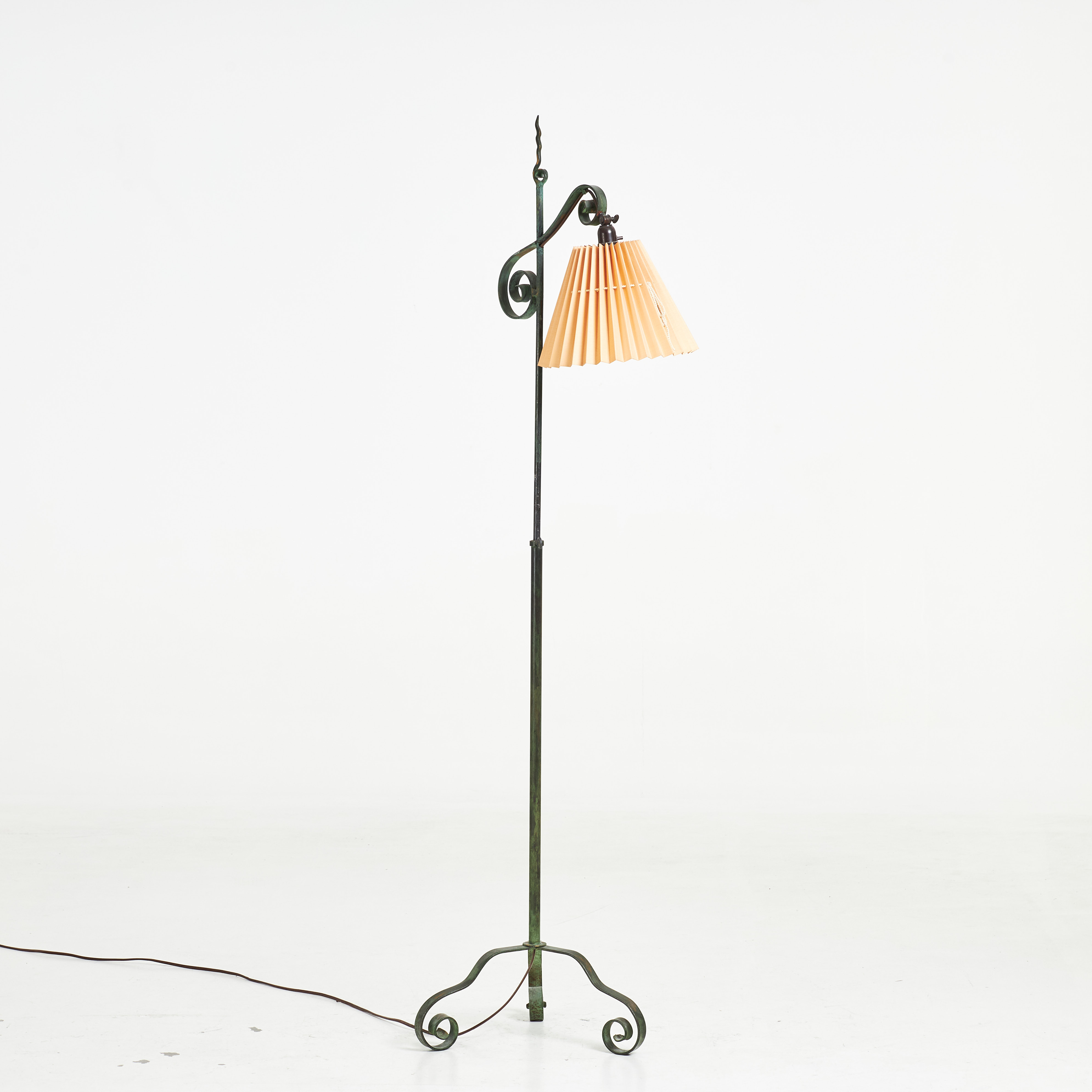 GOLVLAMPA, smide, skärm i textil, 1900-tal.