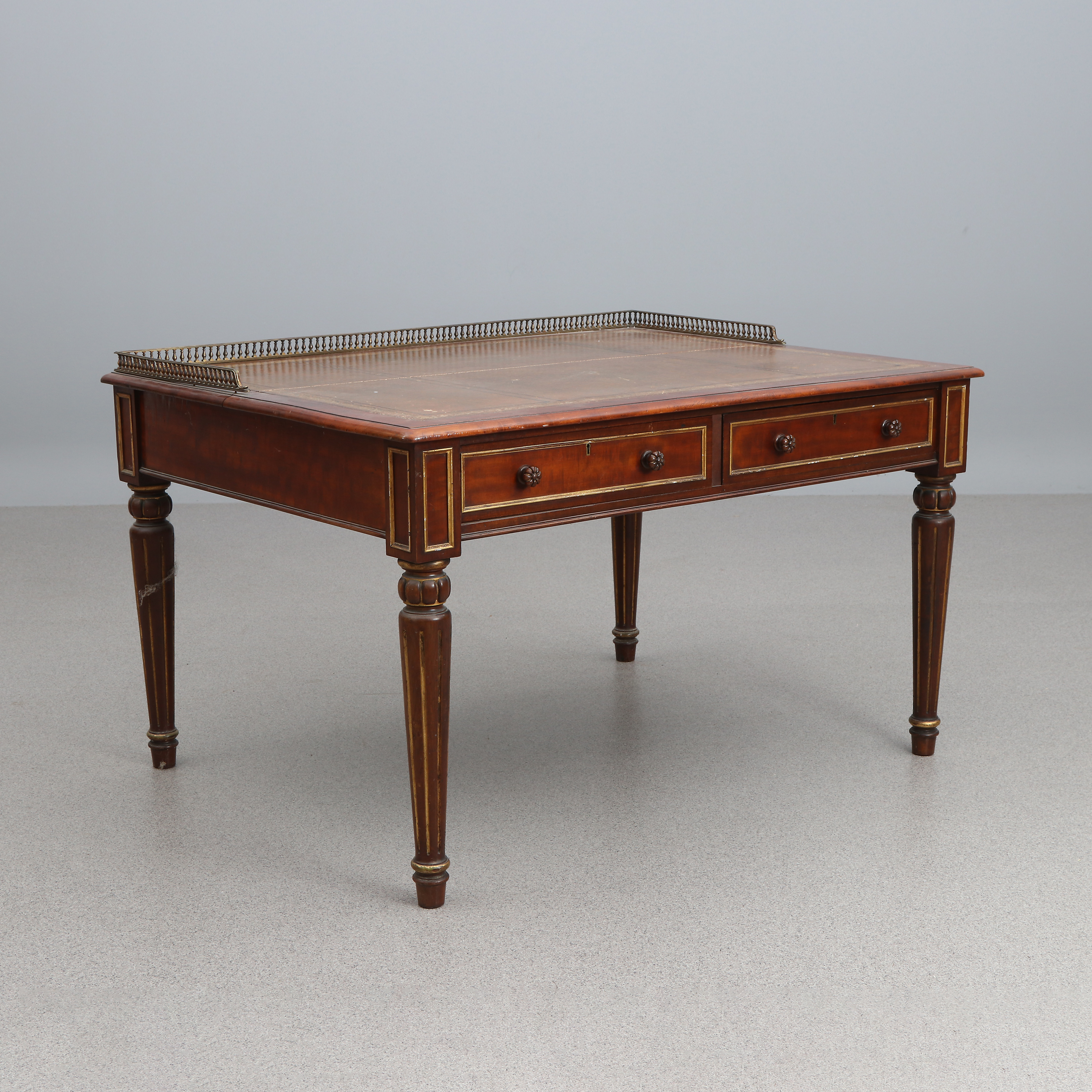 SKRIVBORD. Mahogny med skinnklädd skiva. 1900-tal.