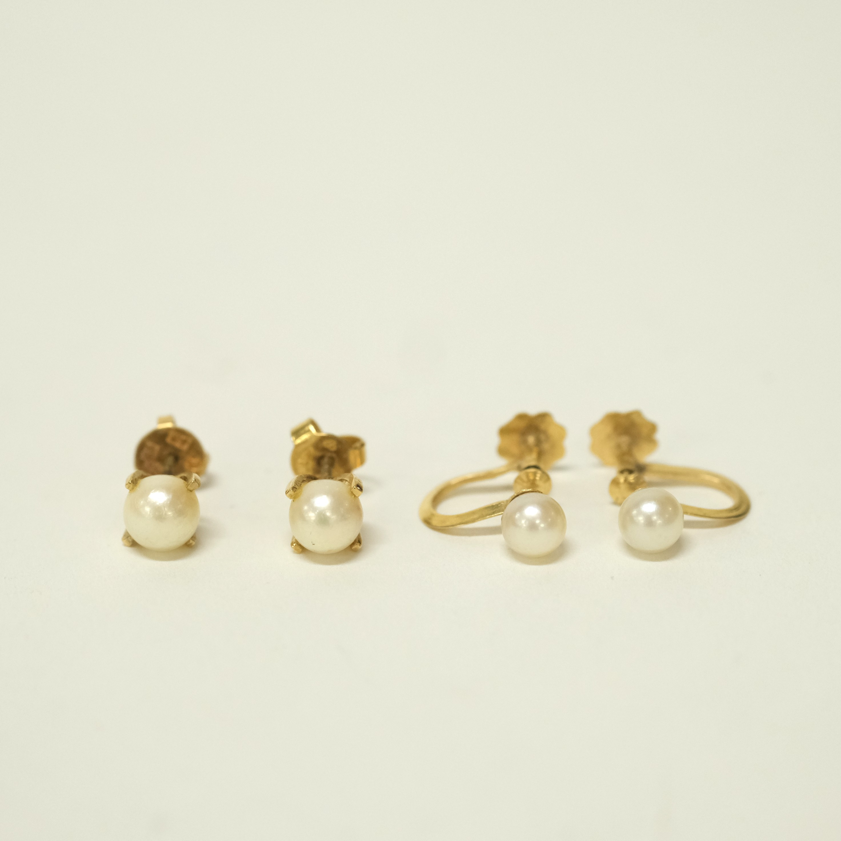 TVÅ PAR ÖRHÄNGEN, 18K GULD MED PÄRLOR.