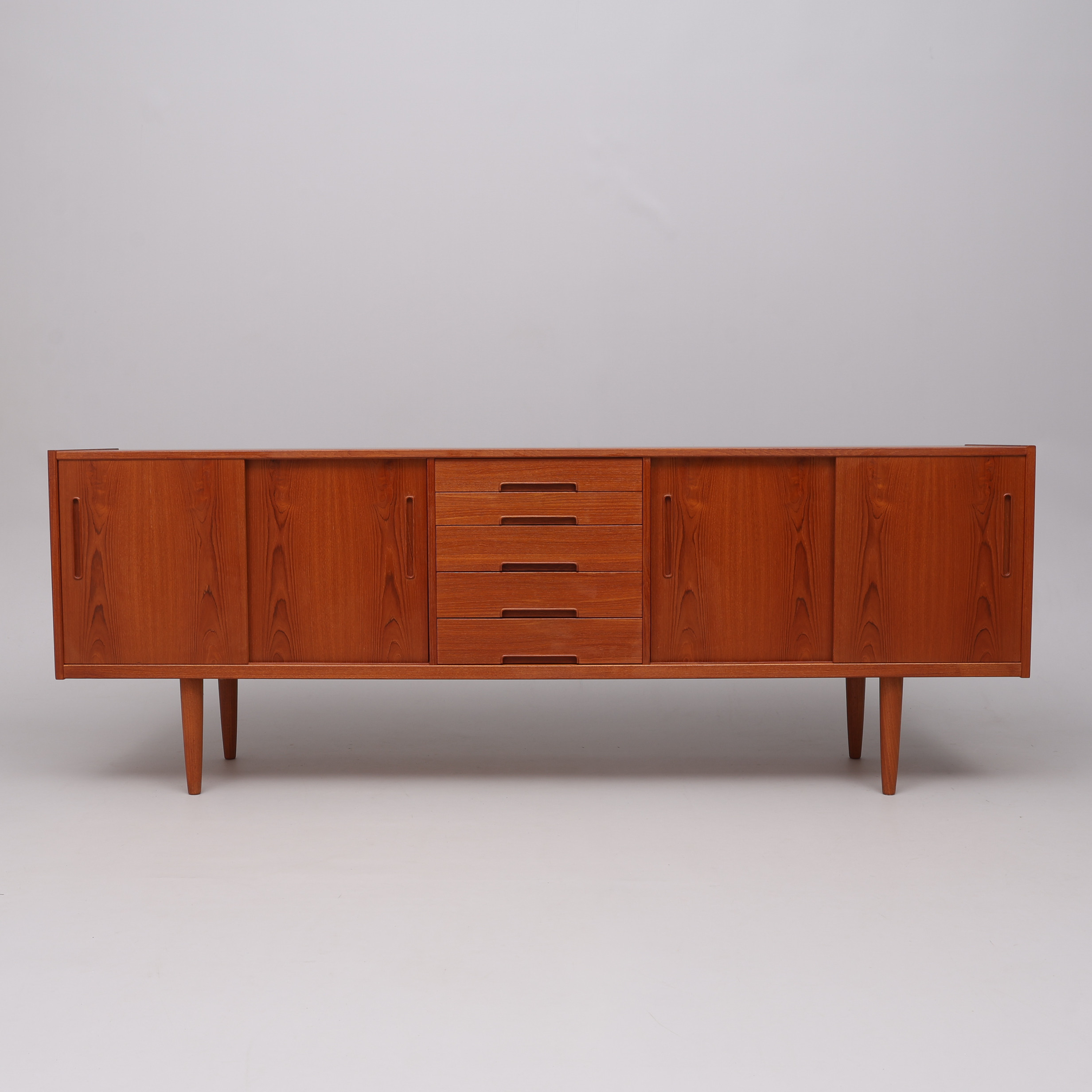 NILS JONSSON. SIDEBOARD, TEAK, "GIGANT", TROEDS, BRA BOHAG, TROEDS, 1960-TAL.