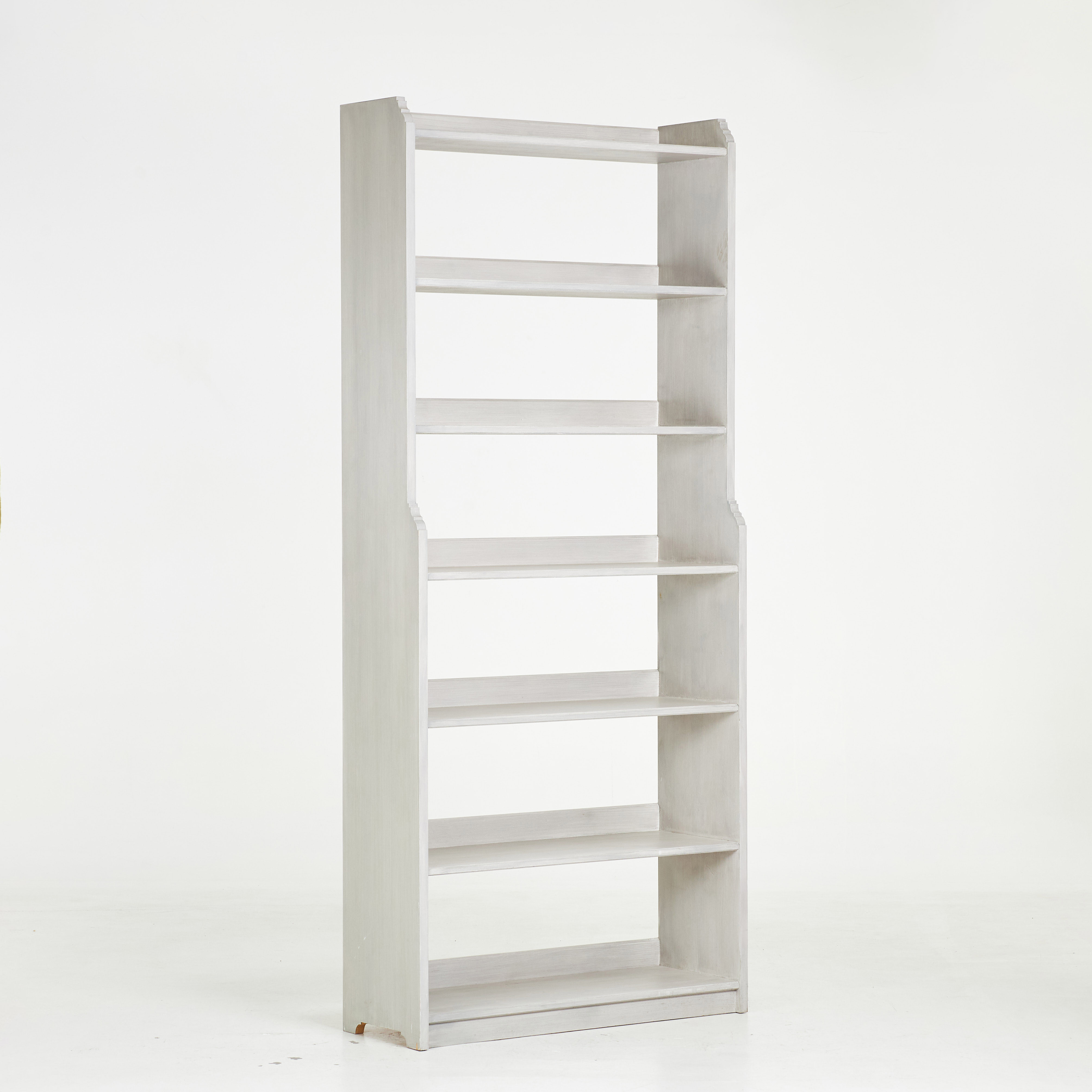 BOKHYLLA. troligen Anika Reuterswärd, bemålat furu, 2000-tal, 5 hyllplan.