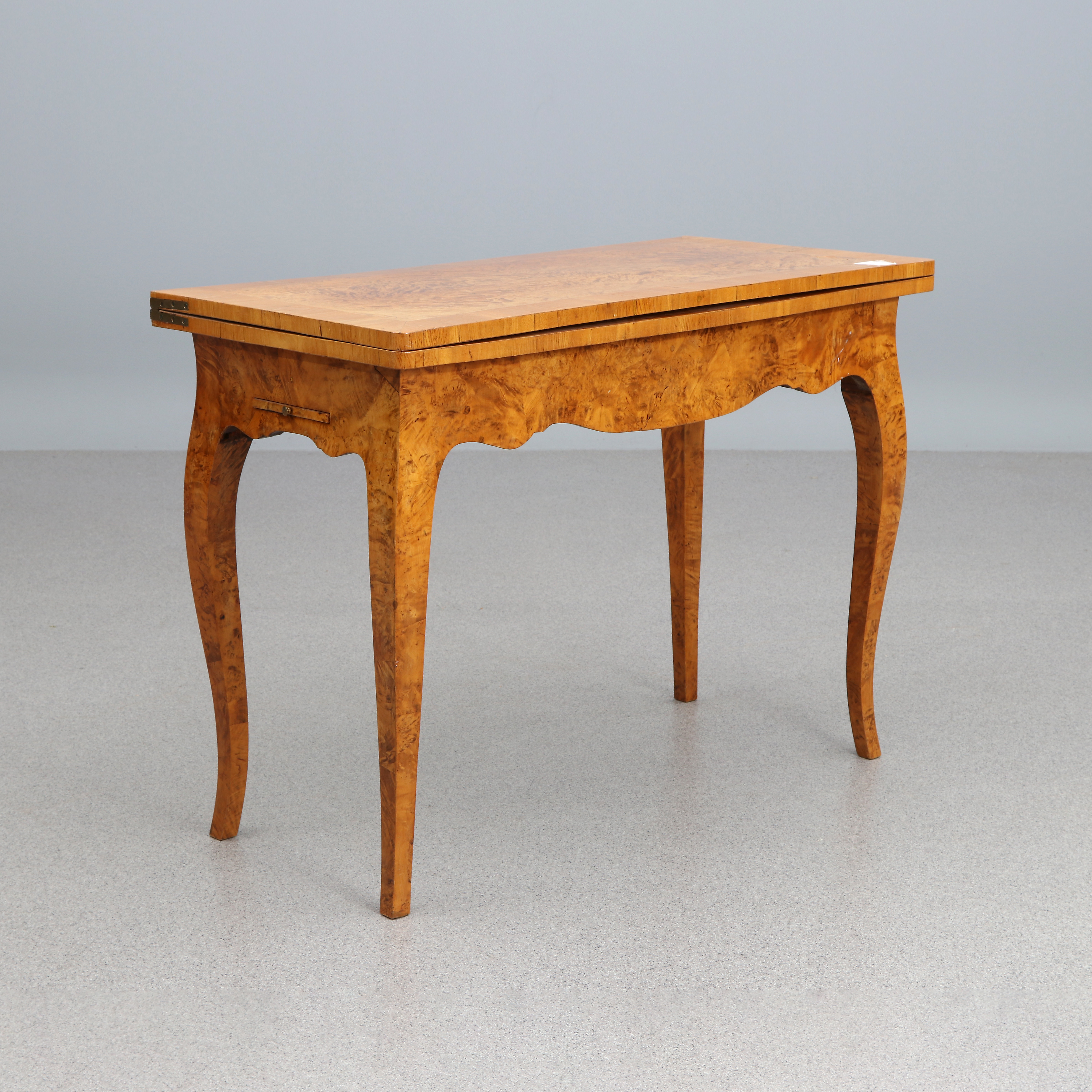 SPELBORD. Alm och björkrot. Rokokostil, 1900-tal.