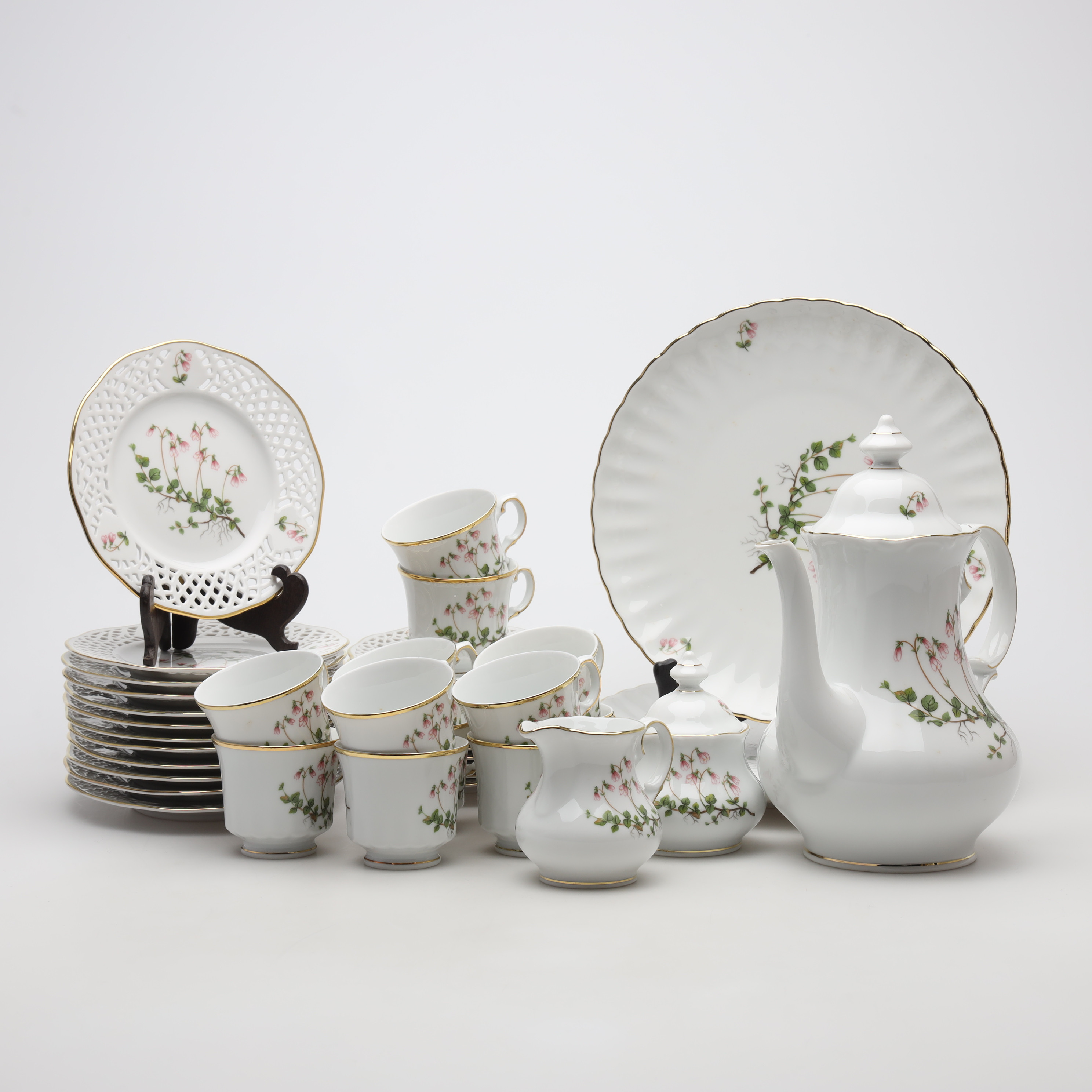 KAFFESERVISDELAR, 41 delar, Svaneholm "Linnea Borealis", porslin.