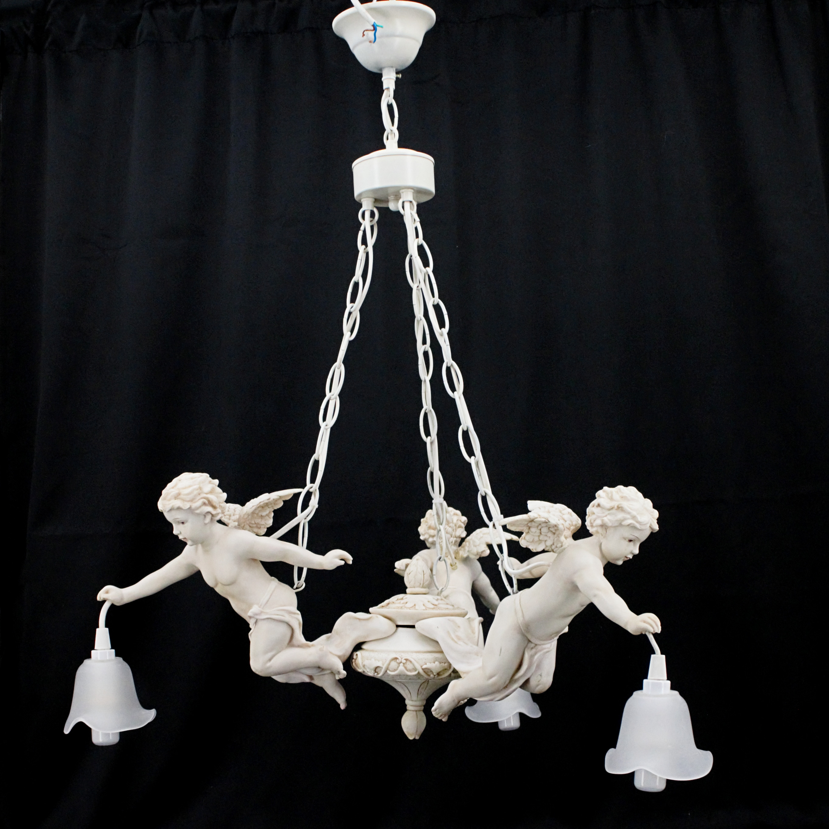 TAKLAMPA, konstmassa, tre ljuspunkter i form av änglar, kupor av frostat glas, nutida.