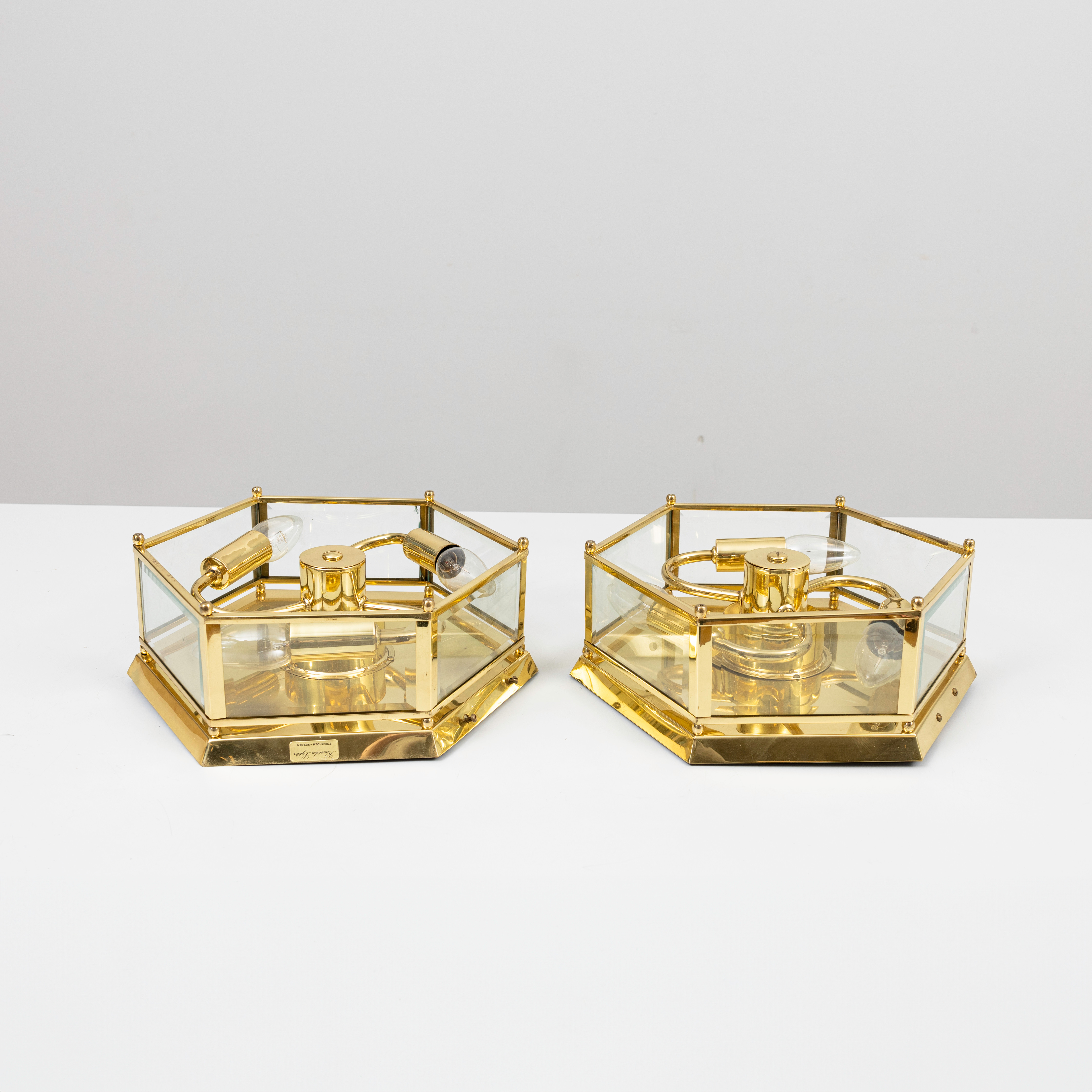 TAKPLAFONDER, ett par, Bellmanstil, gulmetall, glas, 1980/90-tal.