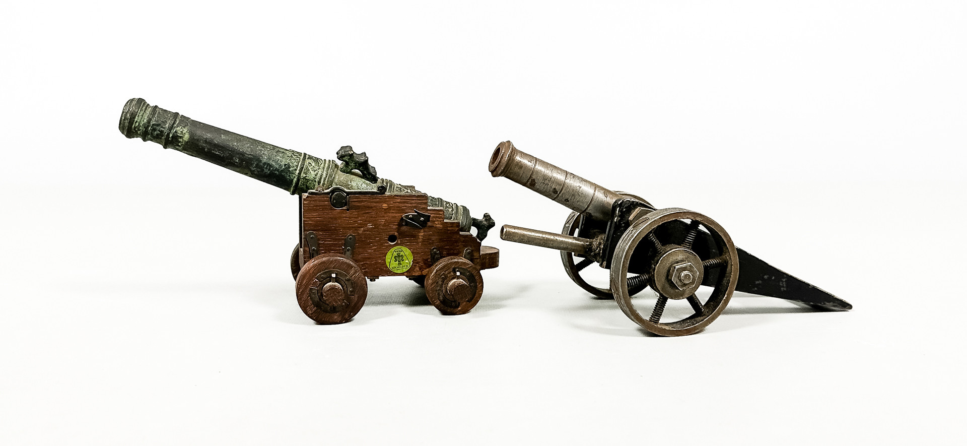 BORDSKANONER, 2 st, bl.a patinerd brons, 1900-tal.