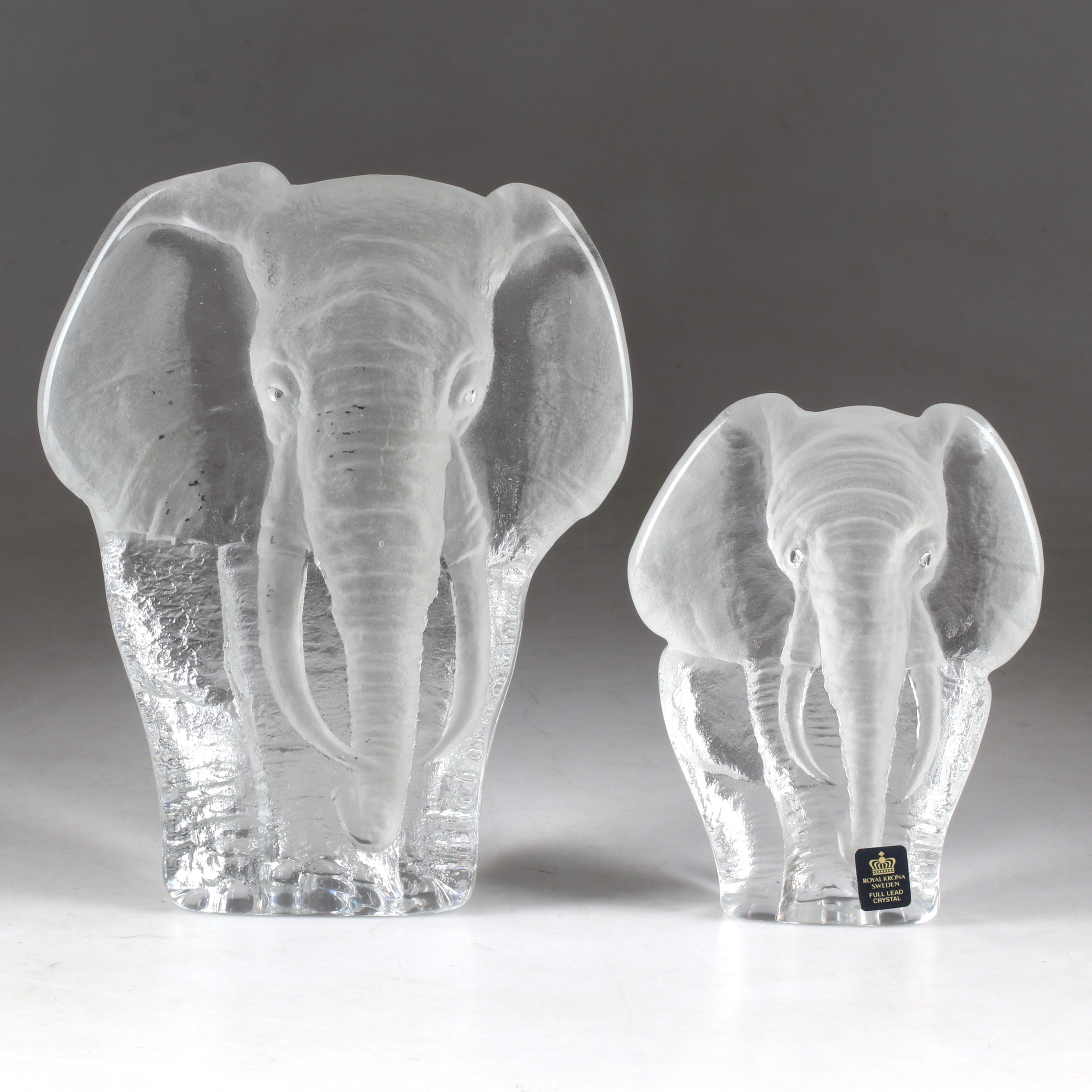 MATS JONASSON. Figuriner, 2 st, glas, Elefanter, Royal Krona, Sverige, 1900-talets senare del.