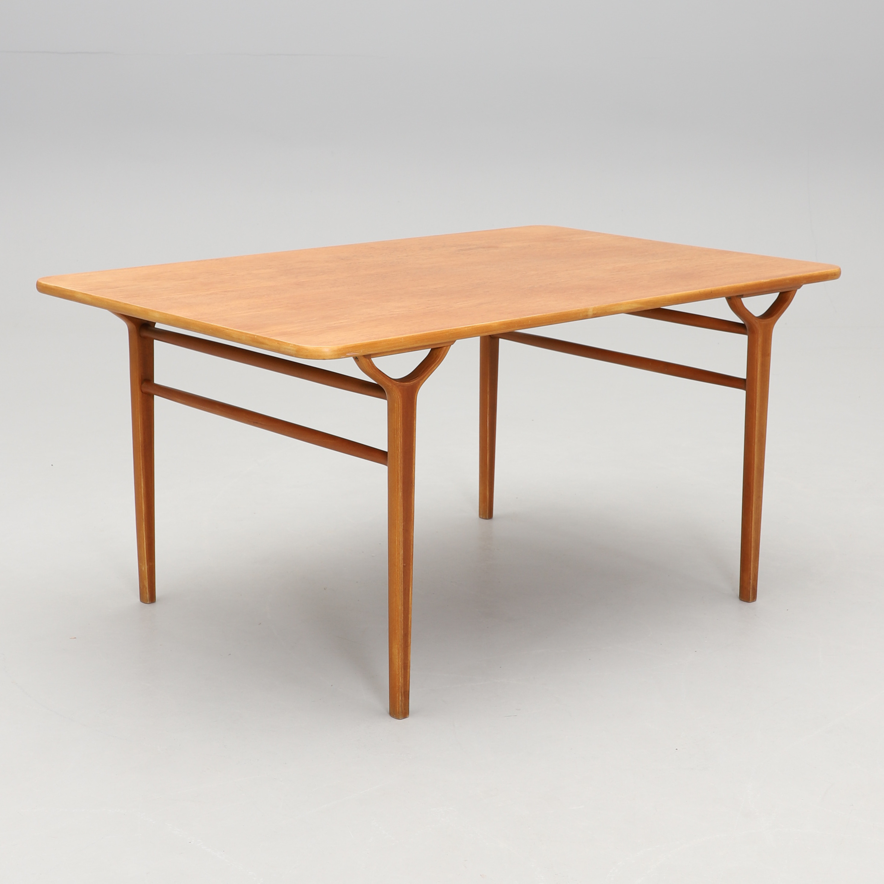 PETER HVIDT & ORLA MØLGAARD-NIELSEN. BORD, "Ax" serien, Fritz Hansen, Danmark, 1960-tal.