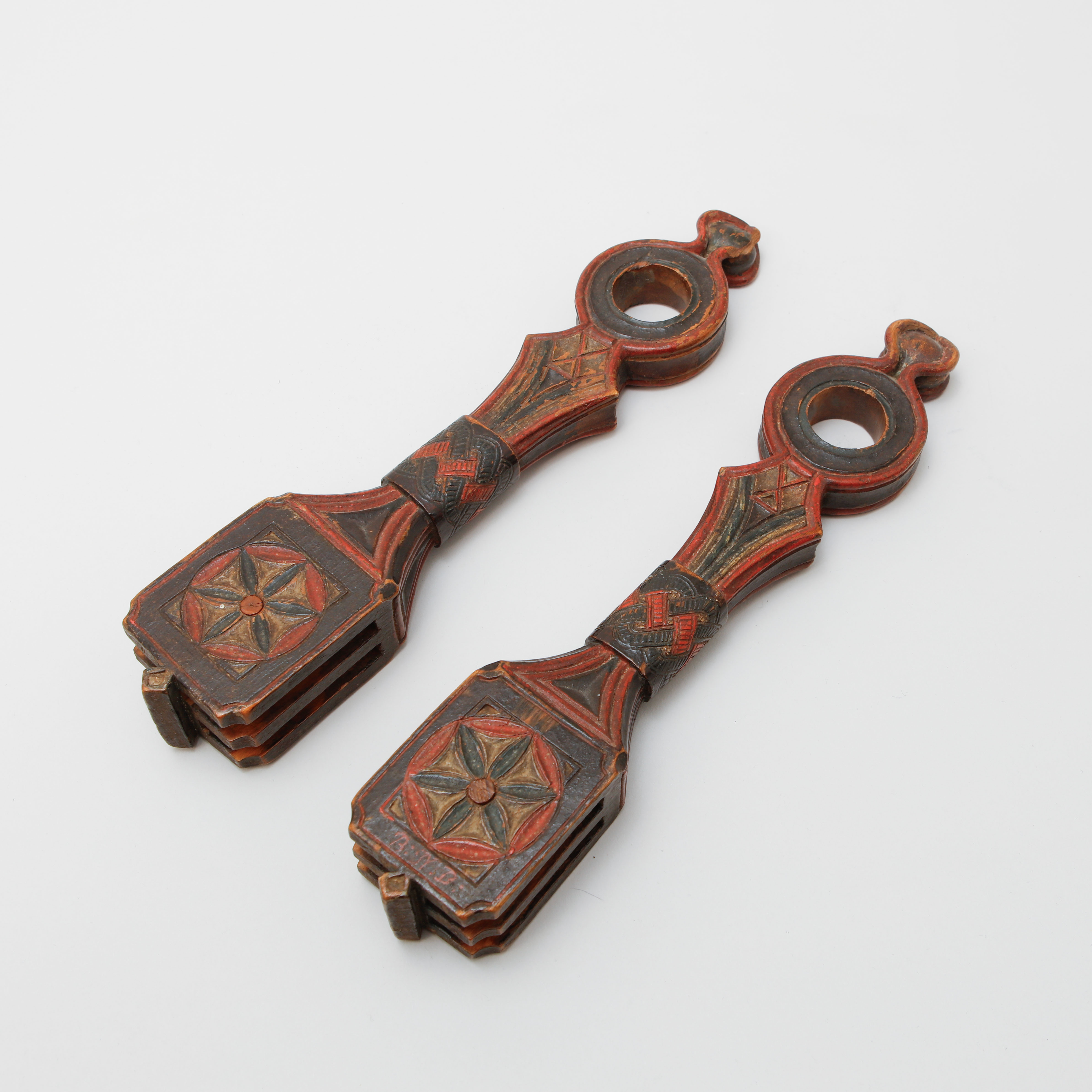 VÄVLUNOR, ett par, skuret och bemålat trä, 1800-tal.