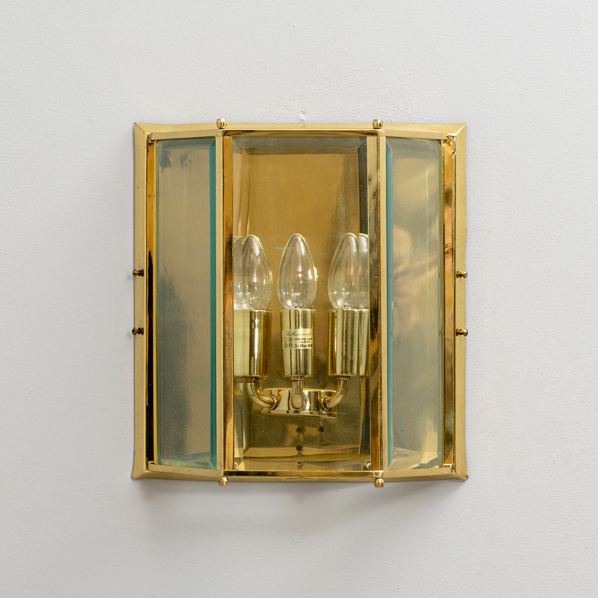 VÄGGLAMPA, Bellmansmiljö, Stockholm, gulmetall, glas, 1980/90-tal.