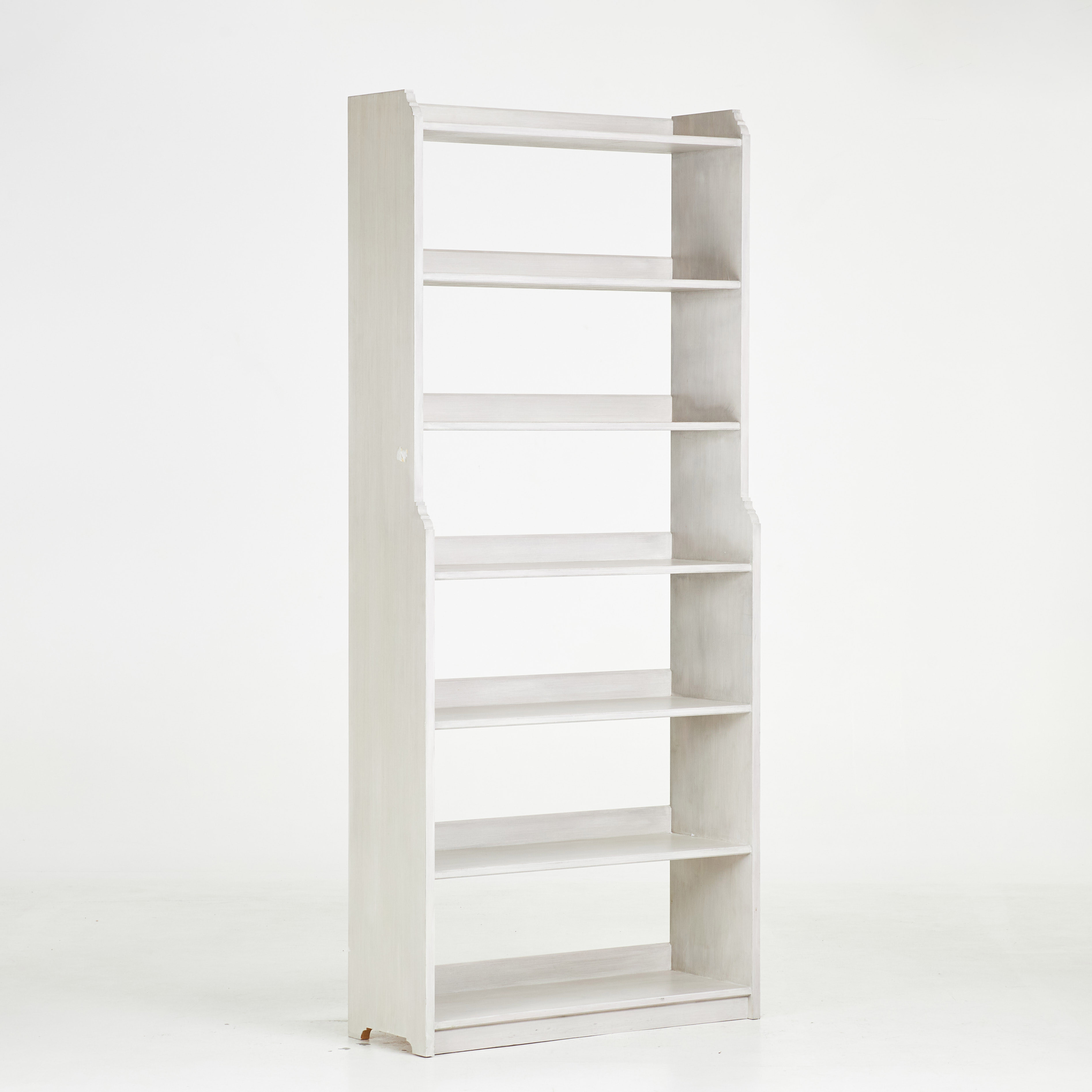 BOKHYLLA. troligen Anika Reuterswärd, bemålat furu, 2000-tal, 5 hyllplan.