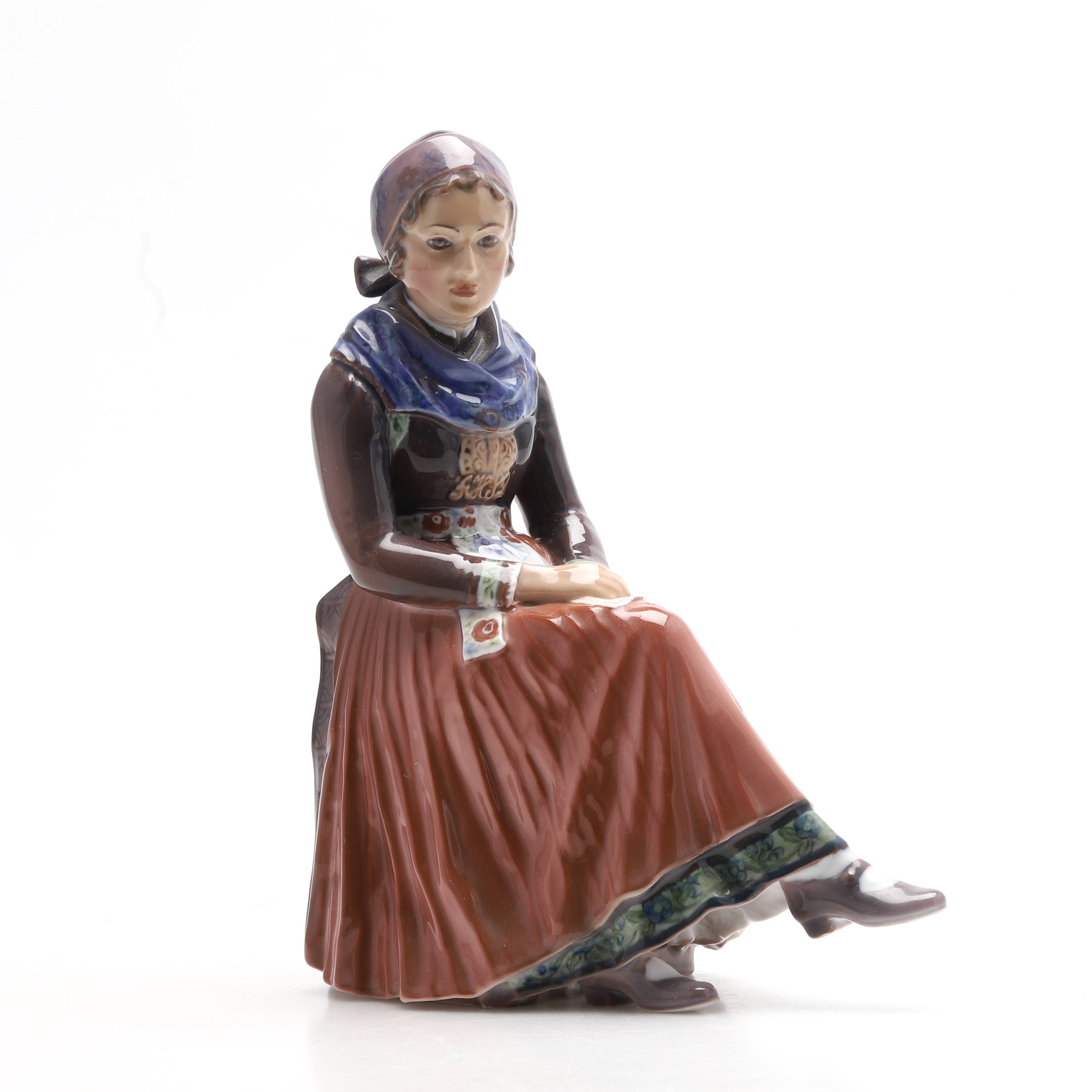 FIGURIN, Sittande kvinna i folkdräkt, modell 1110, Dahl Jensen, Danmark.