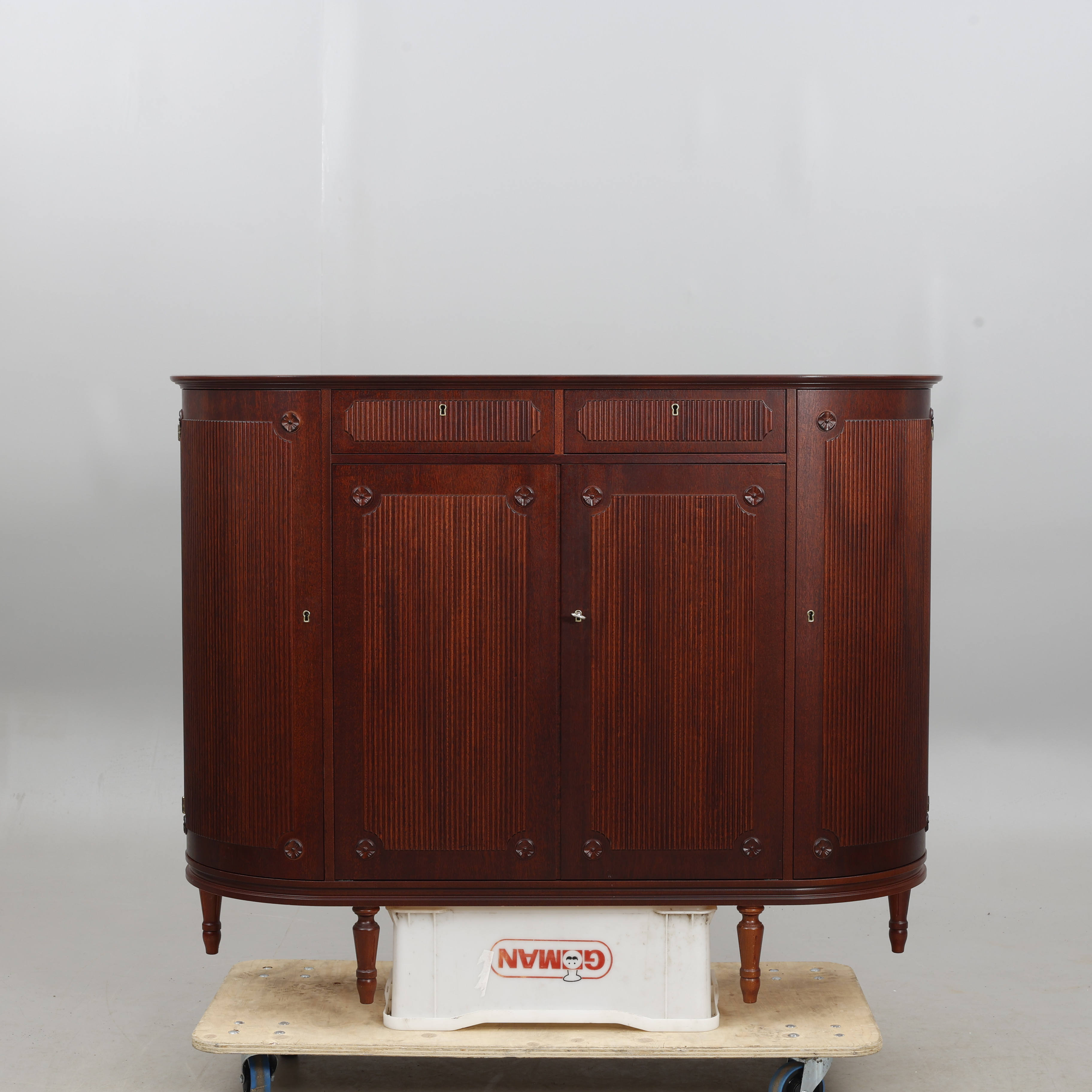 SIDEBOARD, Gustaviansk-stil, 1900-talets andra hälft.