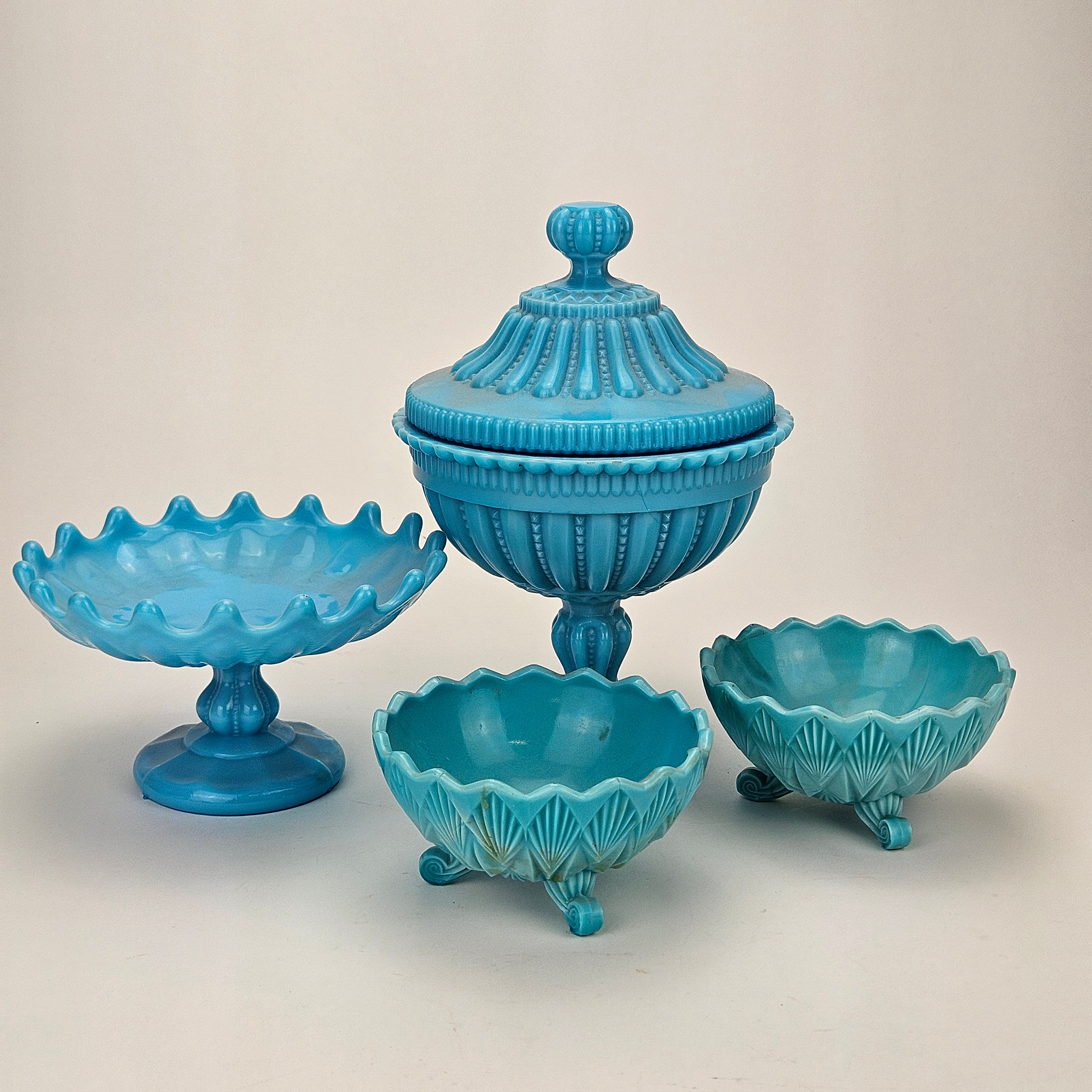 SKÅLAR OCH FAT, 4 delar, turkosfärgat pressglas, 1900-tal.