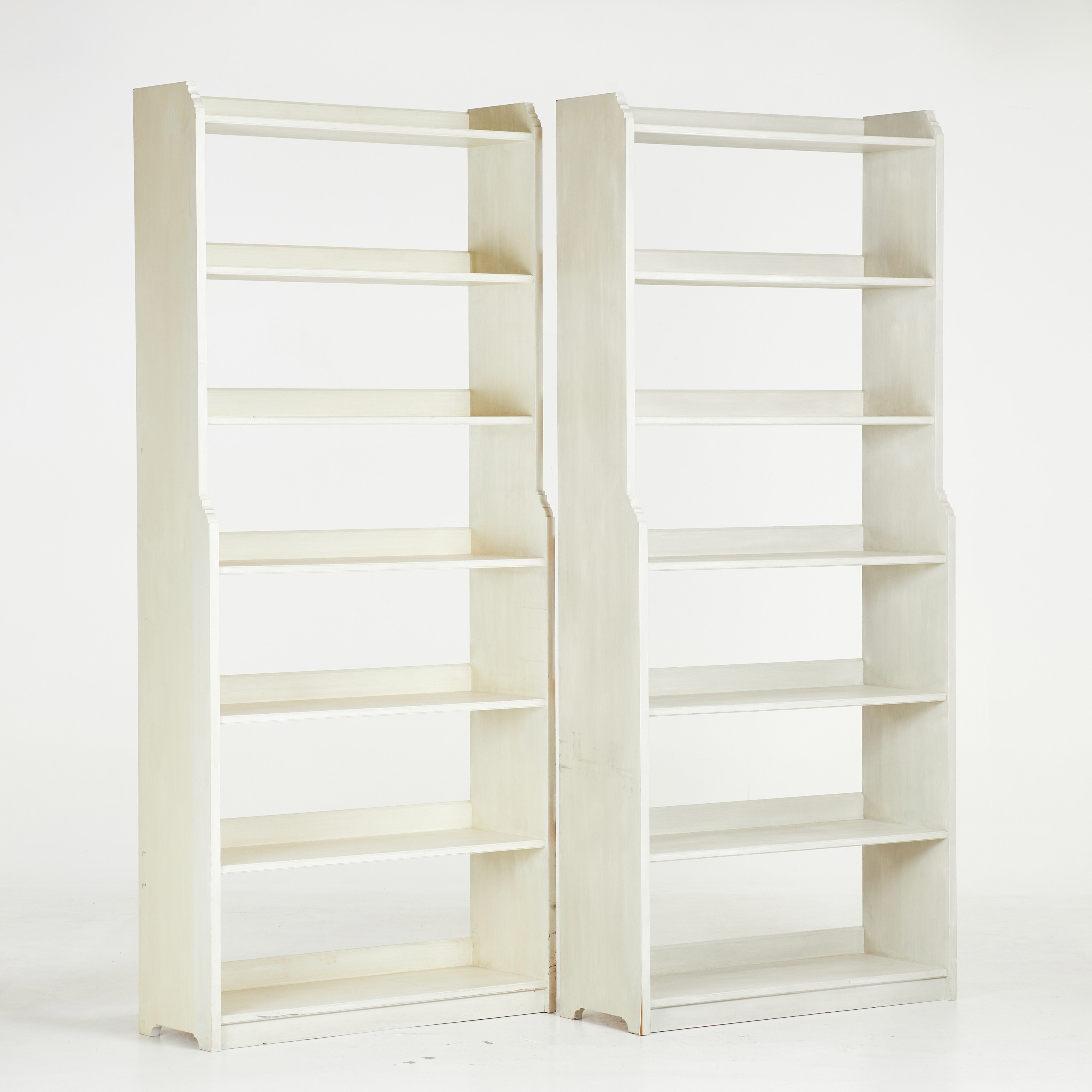 BOKHYLLOR. 1 par, troligen Anika Reuterswärd, bemålat furu, 2000-tal, 5 hyllplan.