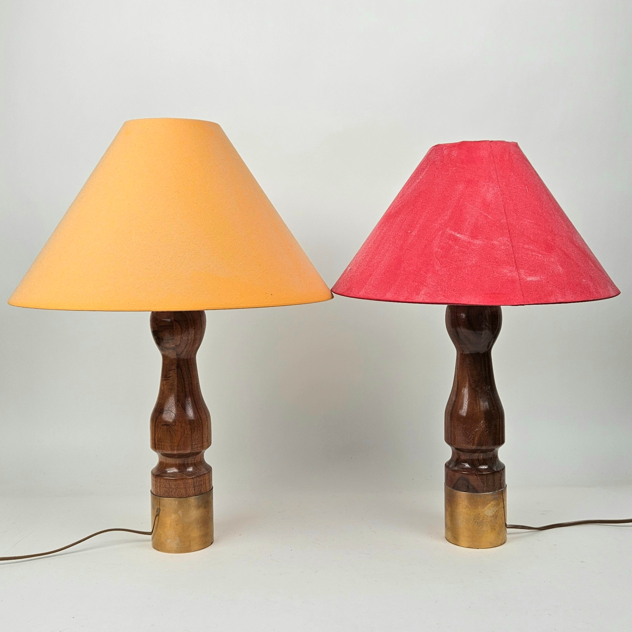 BORDSLAMPOR, ett par, trä och mässing, 1900-talets andra hälft.