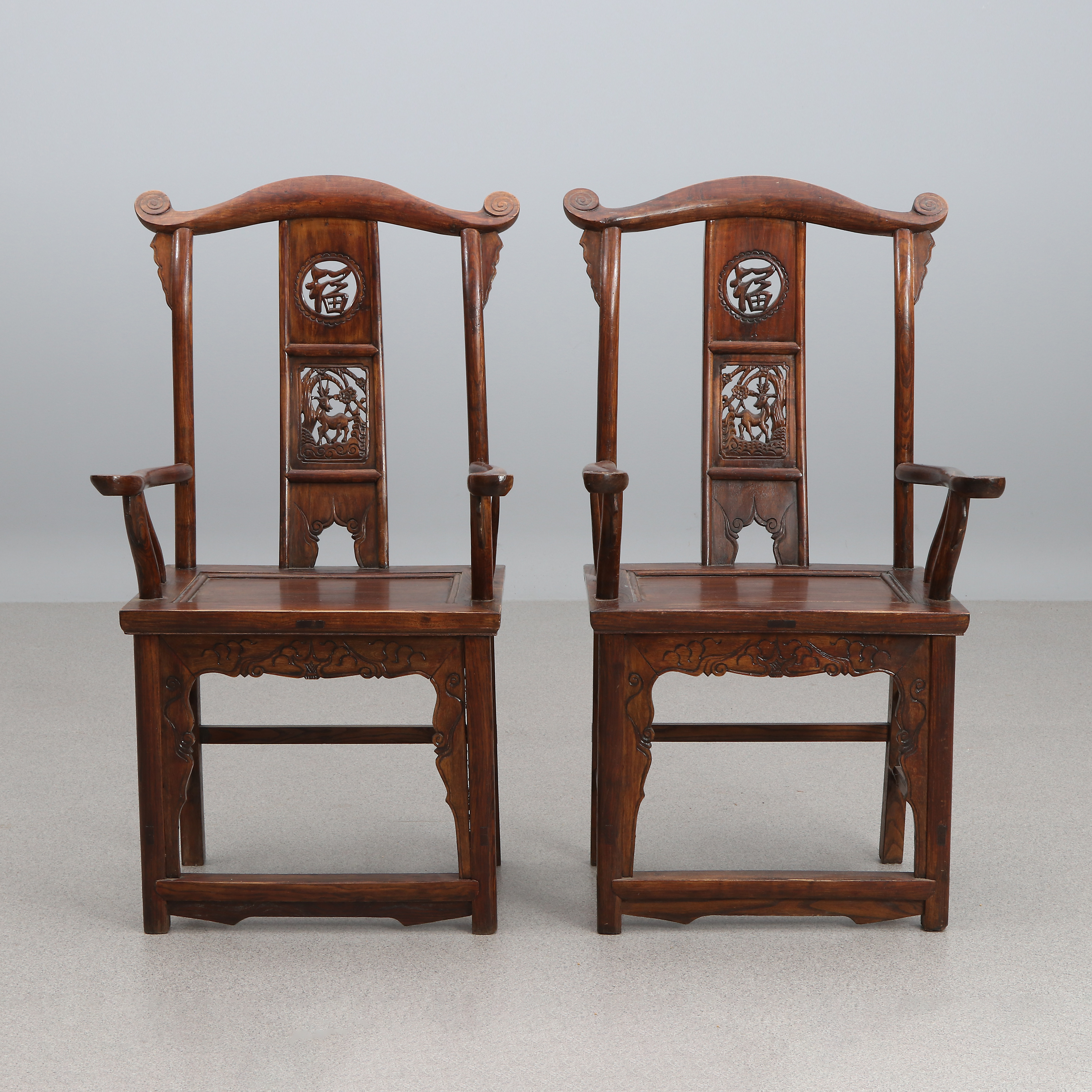 BRÖLLOPSSTOLAR, ETT PAR. Skuret och betsat trä. Kina, 1900-tal.