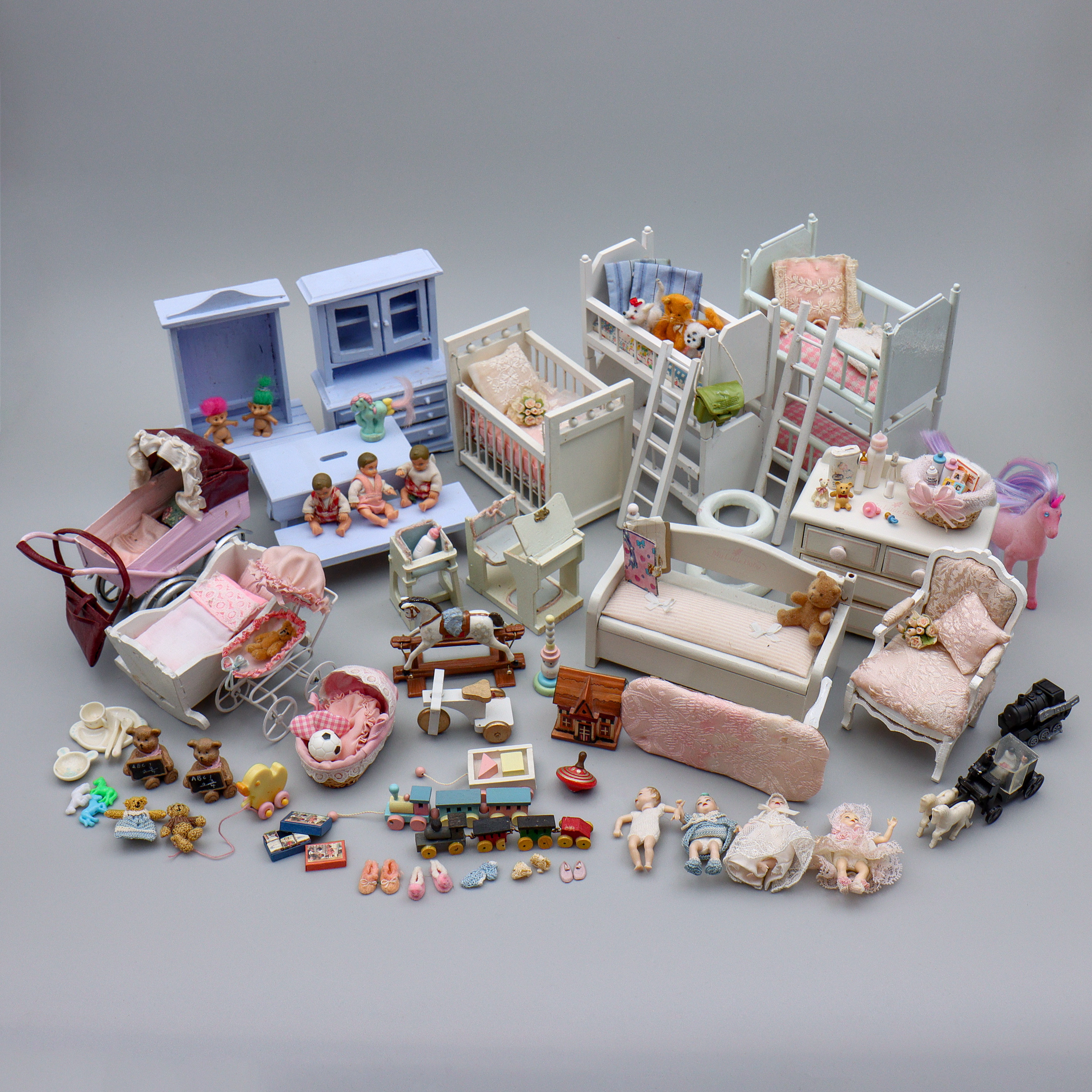 DOCKSKÅPSMÖBLER "BARN/BEBIS KAMMARE, LEKSAKER", MÖBLER SAMT DIVERSE TILLBEHÖR, 1900-TAL.