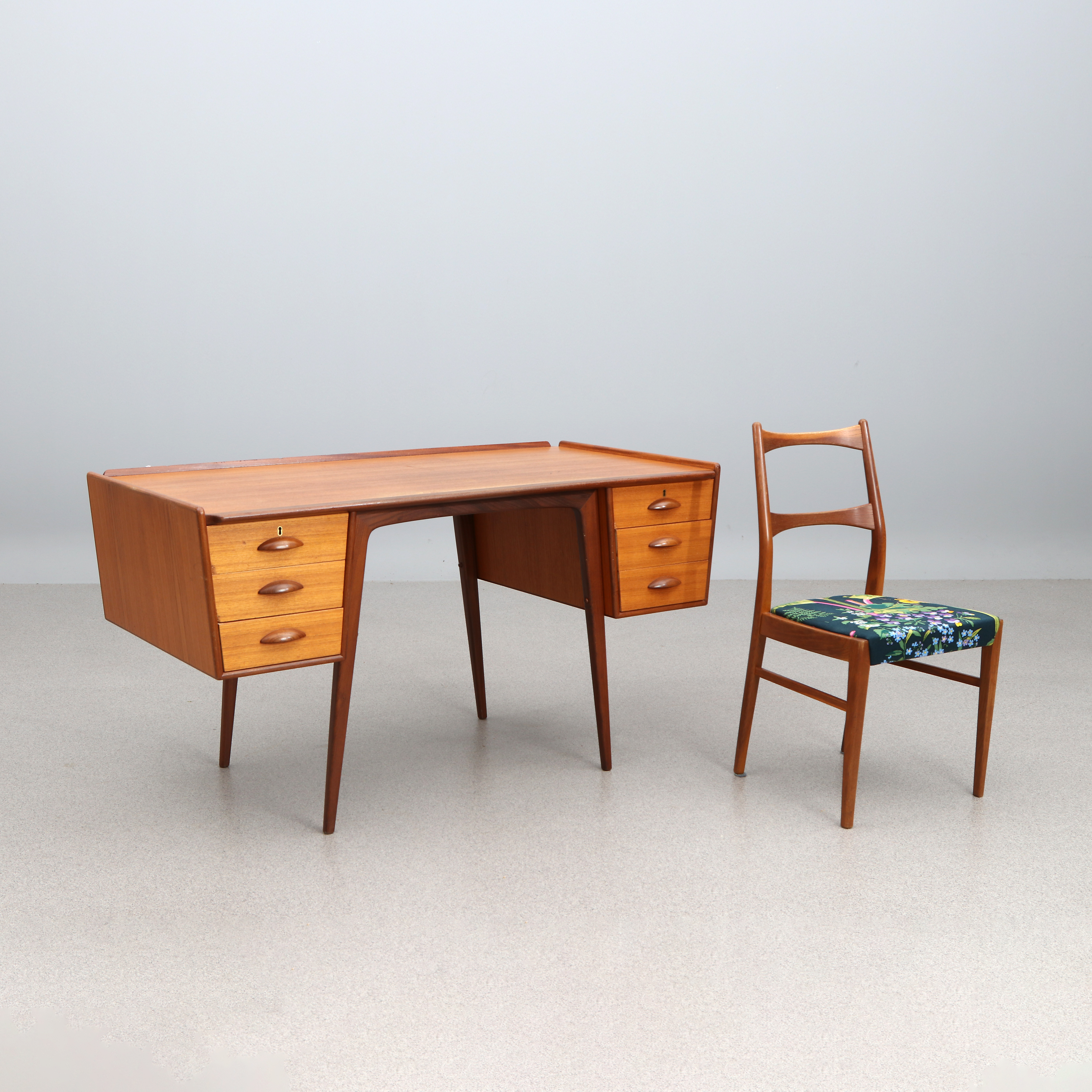 SVANTE SKOGH. SKRIVBORD MED STOL. Teak. "PL Uddebo", Möbelfabriken Balder, Vaggeryd. 1950/60-tal.