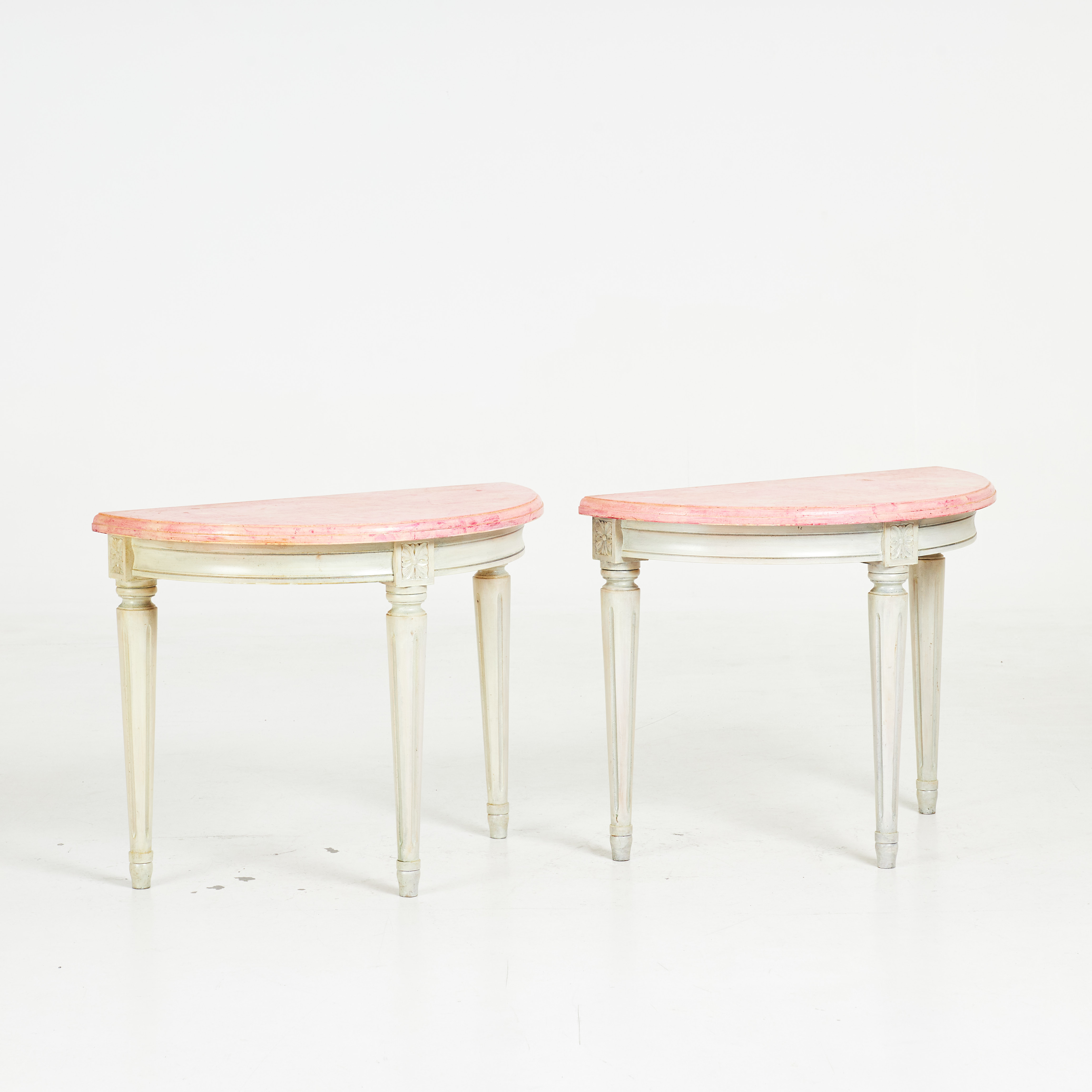 KONSOLLBORD. 1 par, gustaviansk stil, 1900-tal, furu, skiva i marmorimitation.