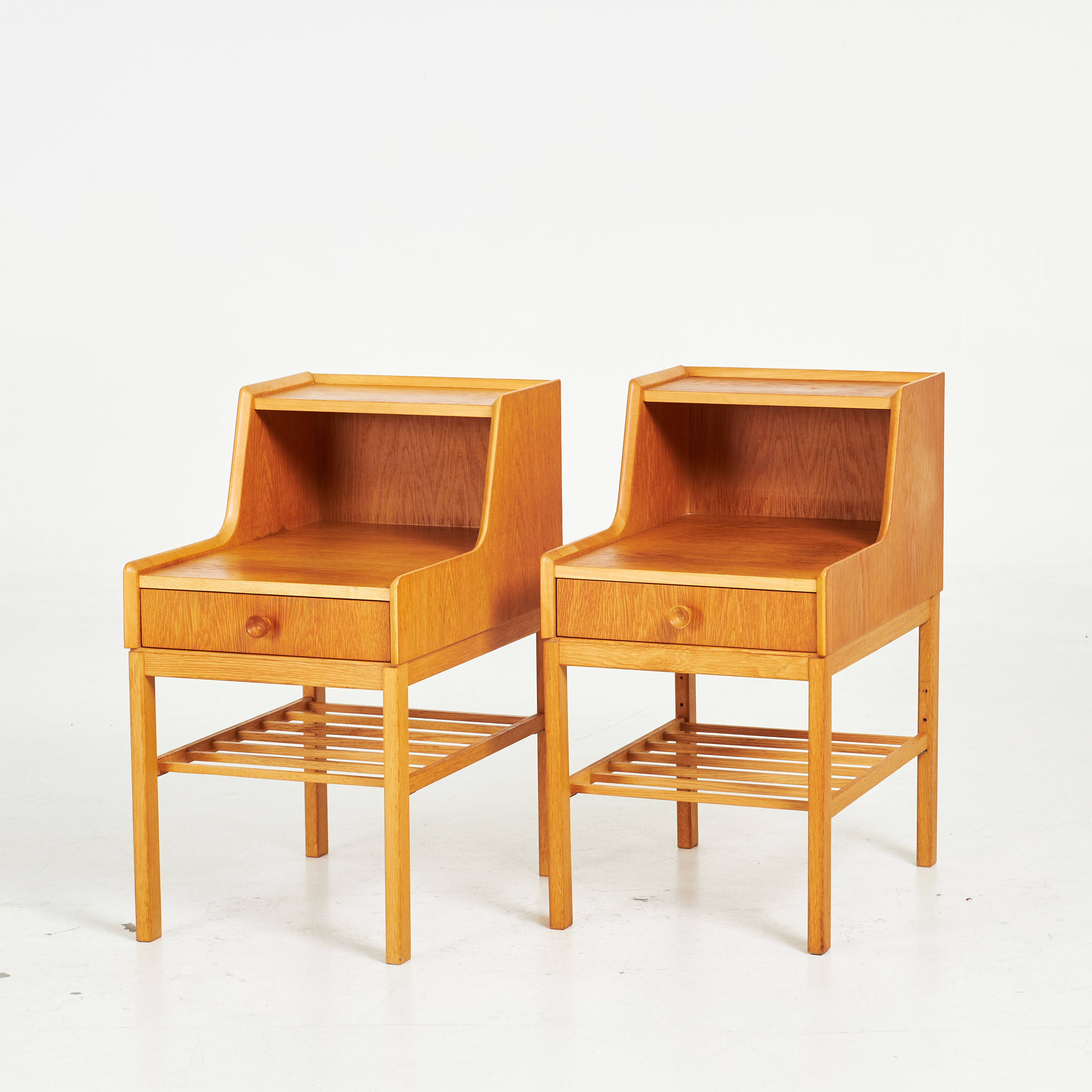 SÄNGBORD, 1 par, med uppsats, ek, en utdragslåda, 1900-talets senare hälft.