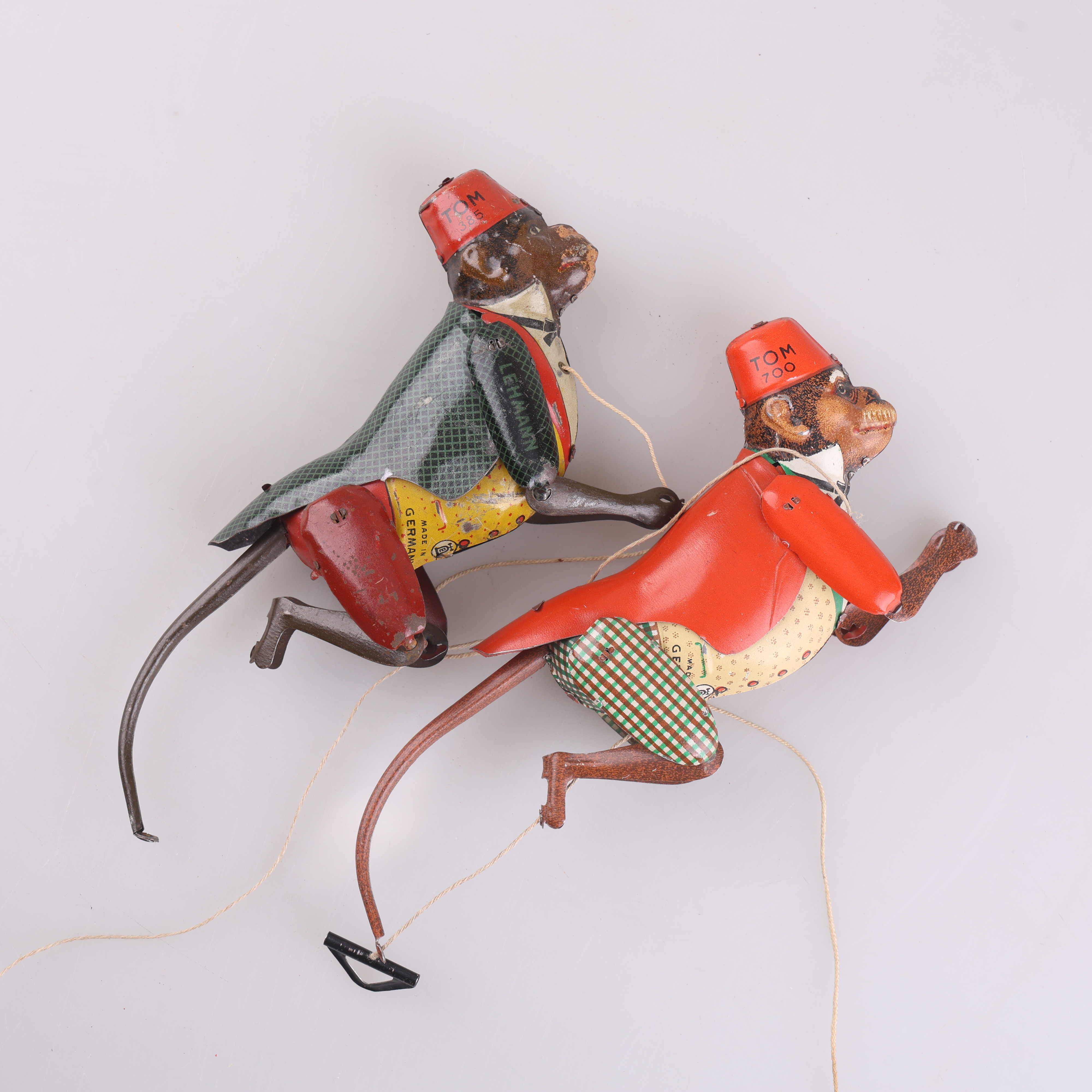 PLÅTAPOR, ett par, litograferad plåt, TOM 385/700, Lehman, Tyskland. 1900-talets första hälf.