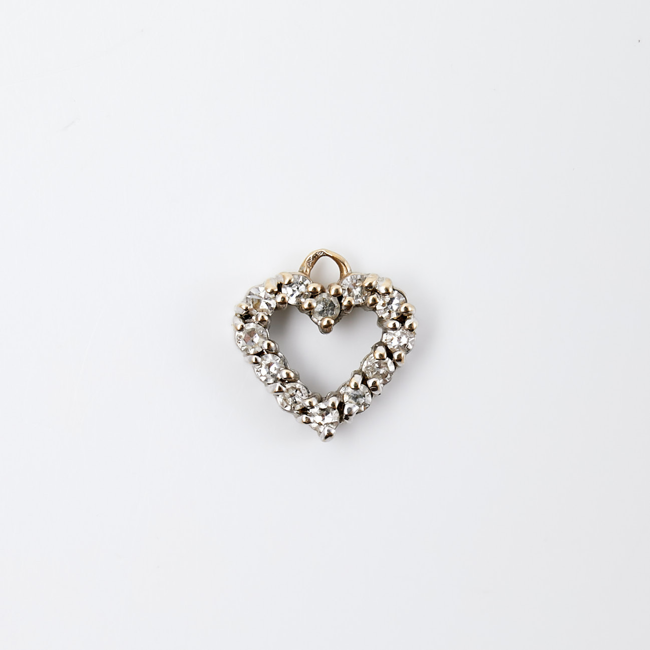 HÄNGE, 18 k vitguld, dekor av 12 åttkantslipade diamanter, ca 0,24 ct, hjärtformat, svensk importstämpel.