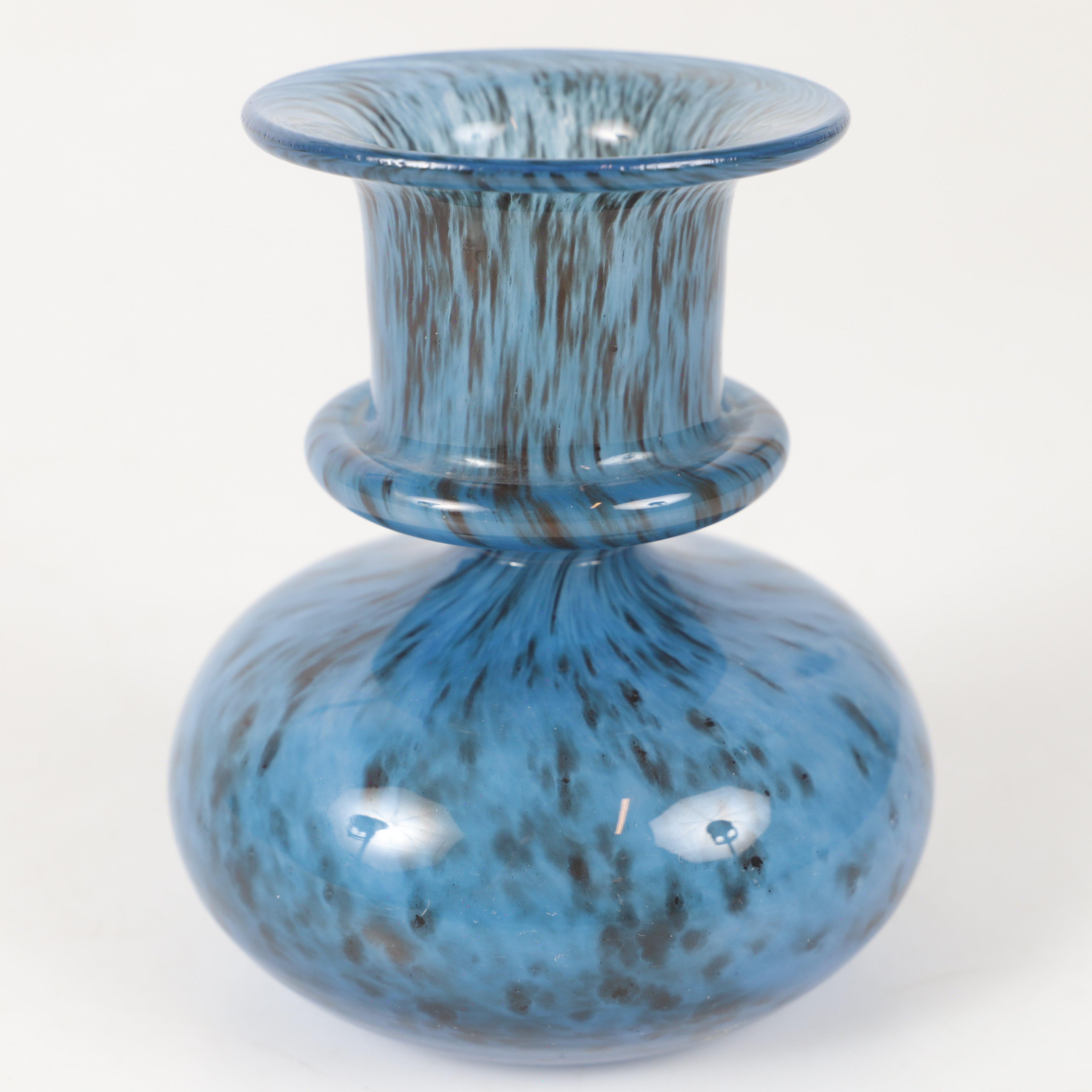 BERTIL VALLIEN. Vas, glas, Boda-Åfors, signerad.