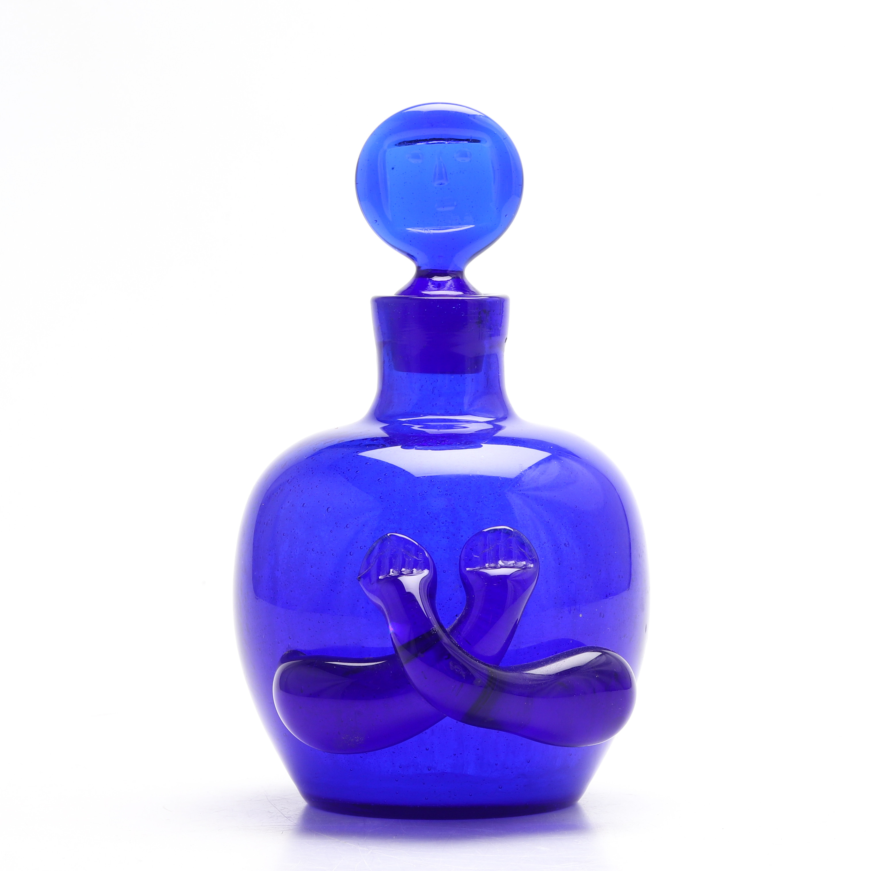 ERIK HÖGLUND. Karaff, blått glas, signerad H1565/65.