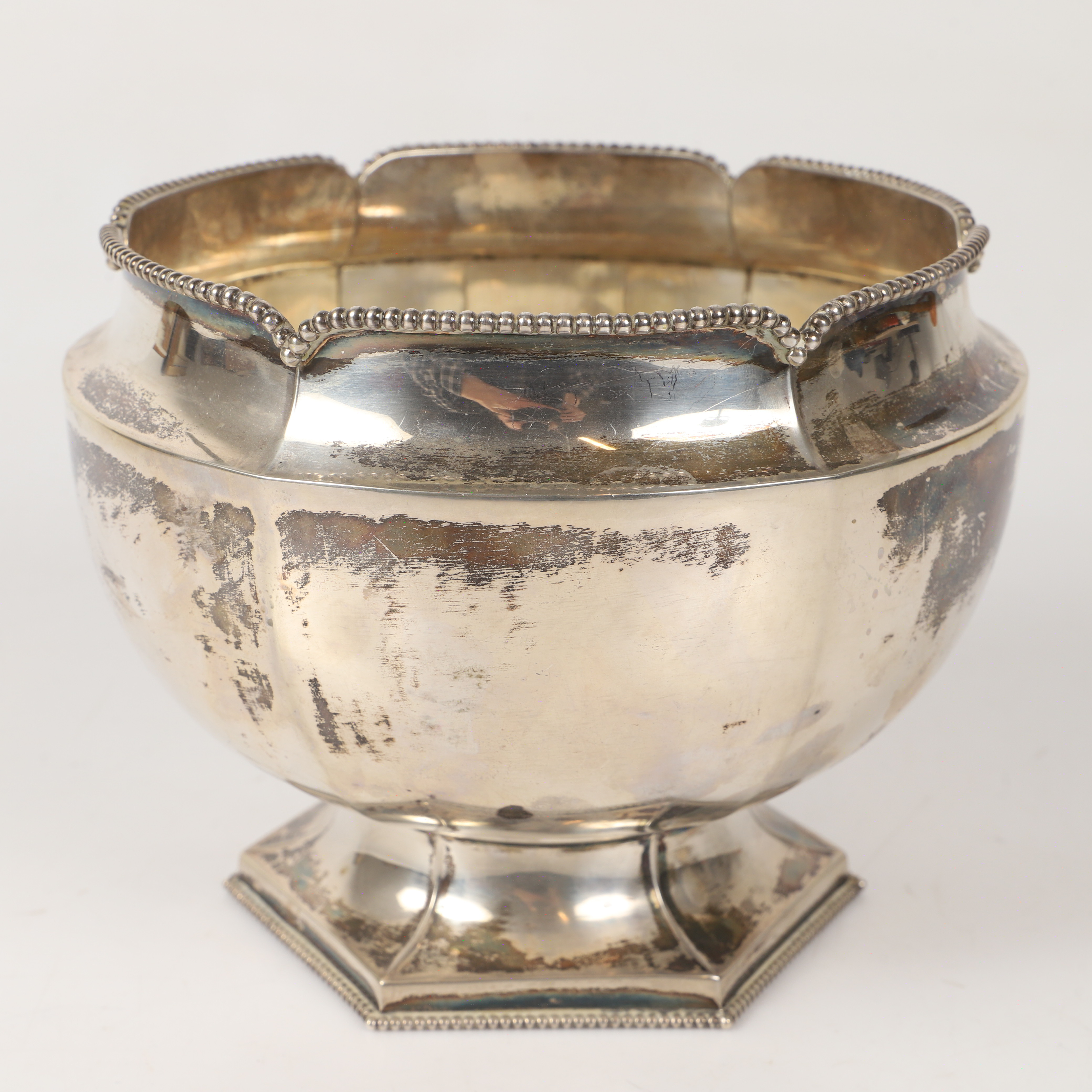 SKÅL PÅ FOT, silver med hexagonal fot och pärlbård.