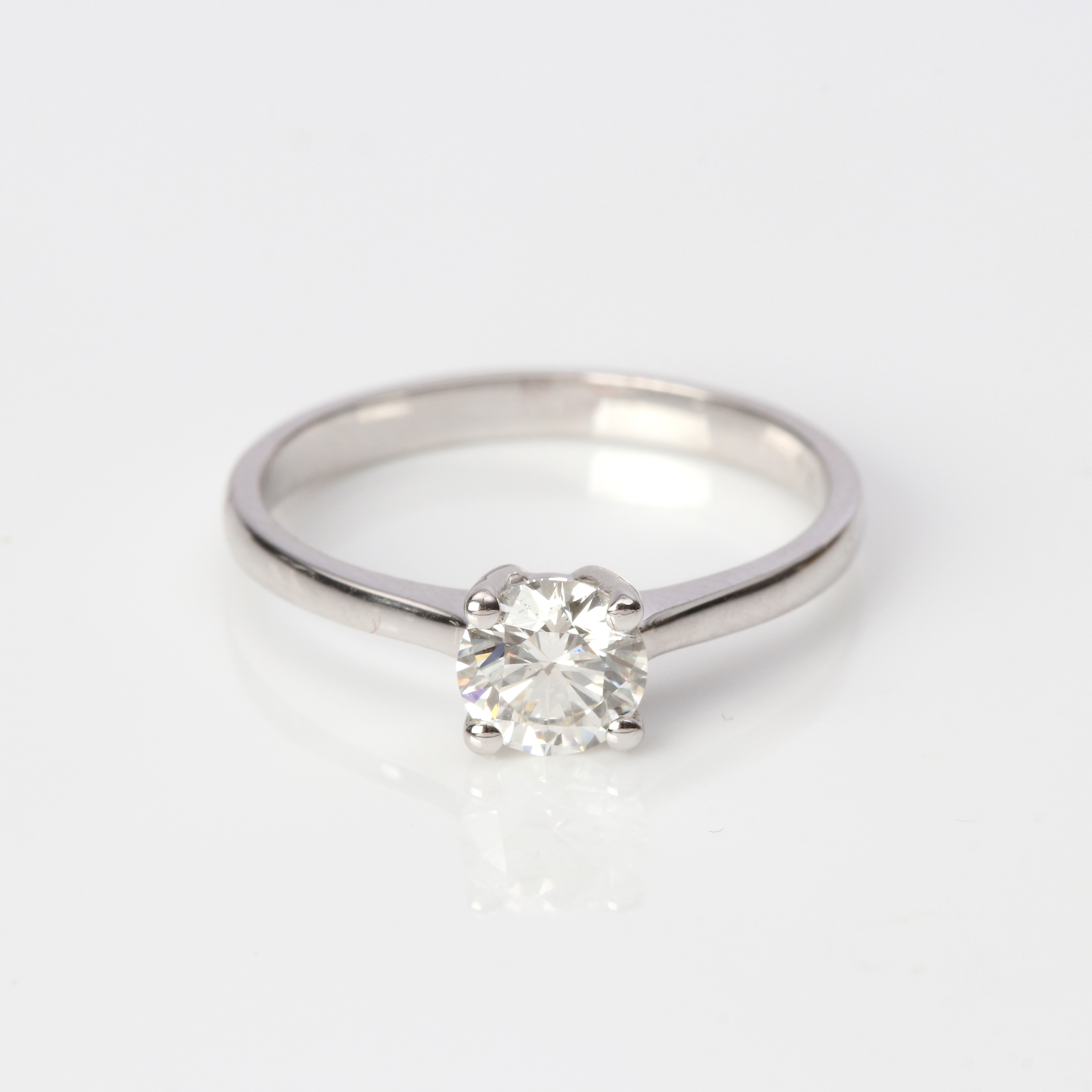 SOLITÄRRING. 18k vitguld med en briljantslipad diamant (naturlig) 0,72 ct, totalvikt ca 2,5 gram.