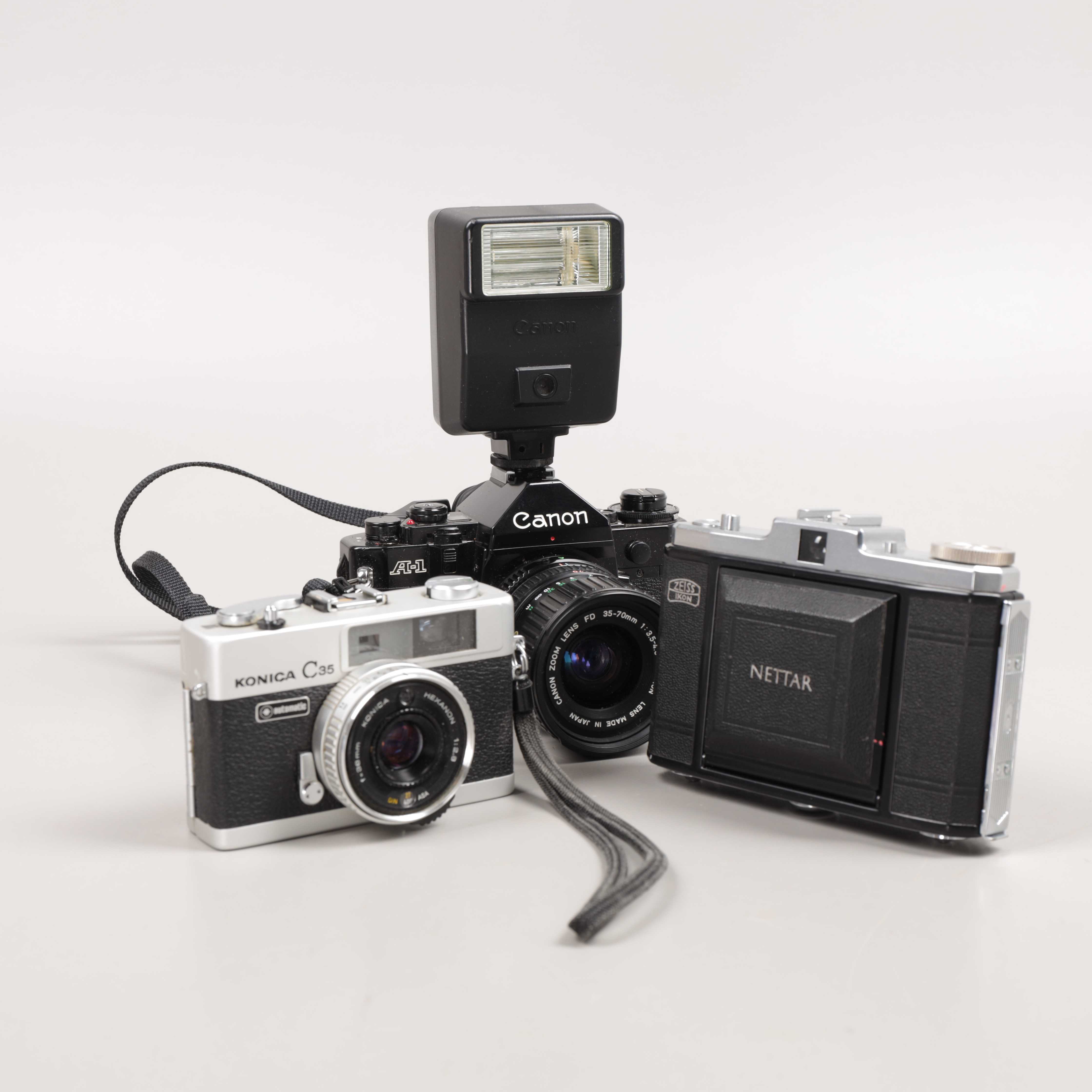 KAMEROR, 3 st, Canon A-1, Konica C35, Nettar samt blixt Canon Speedlite 155A.