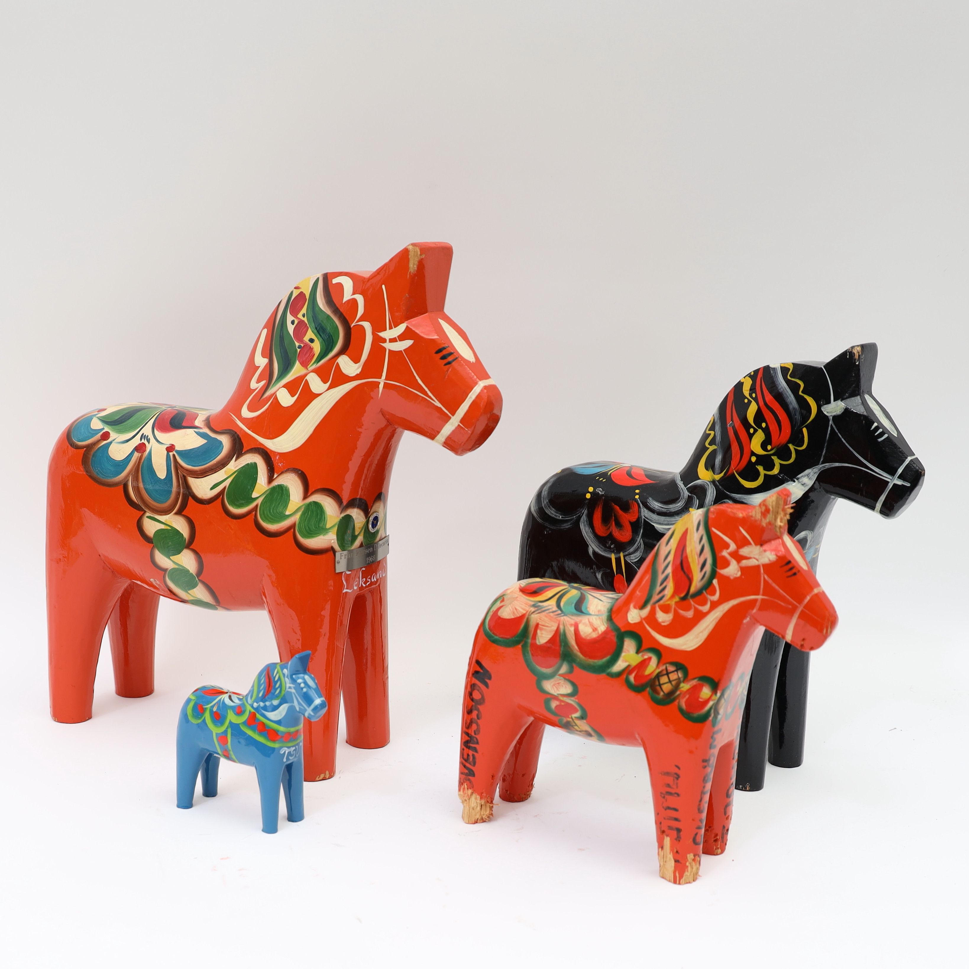 DALAHÄSTAR,4 ST Nils Olsson, Nusnäs, Etikettmärkta, 1900-tal.