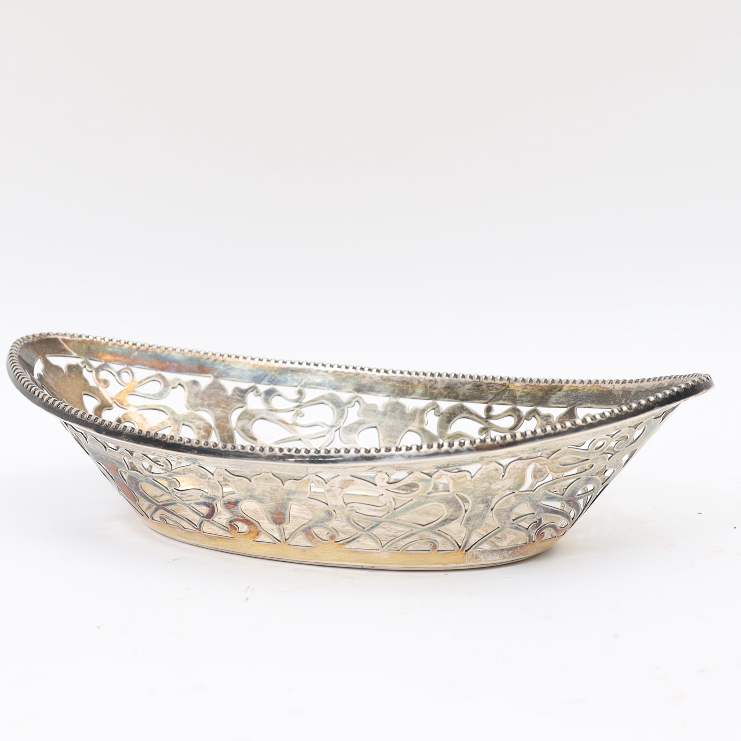 BRÖDFAT, silver, jugend, med genombruten dekor. Daterad 1904.