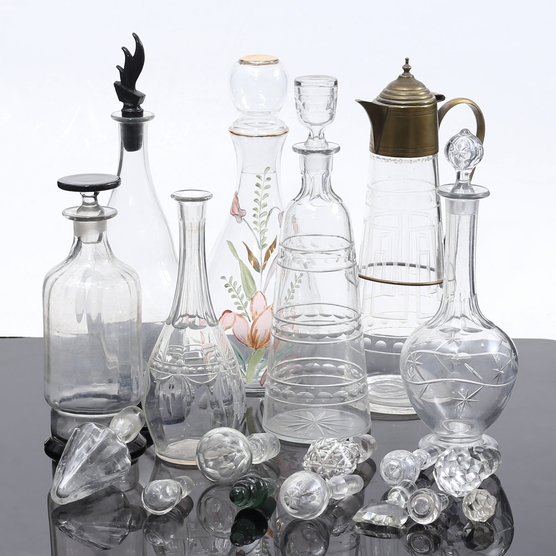 KARAFFER, 7 st, samt PROPPAR, 11 st, glas, 1800/ 1900-tal.