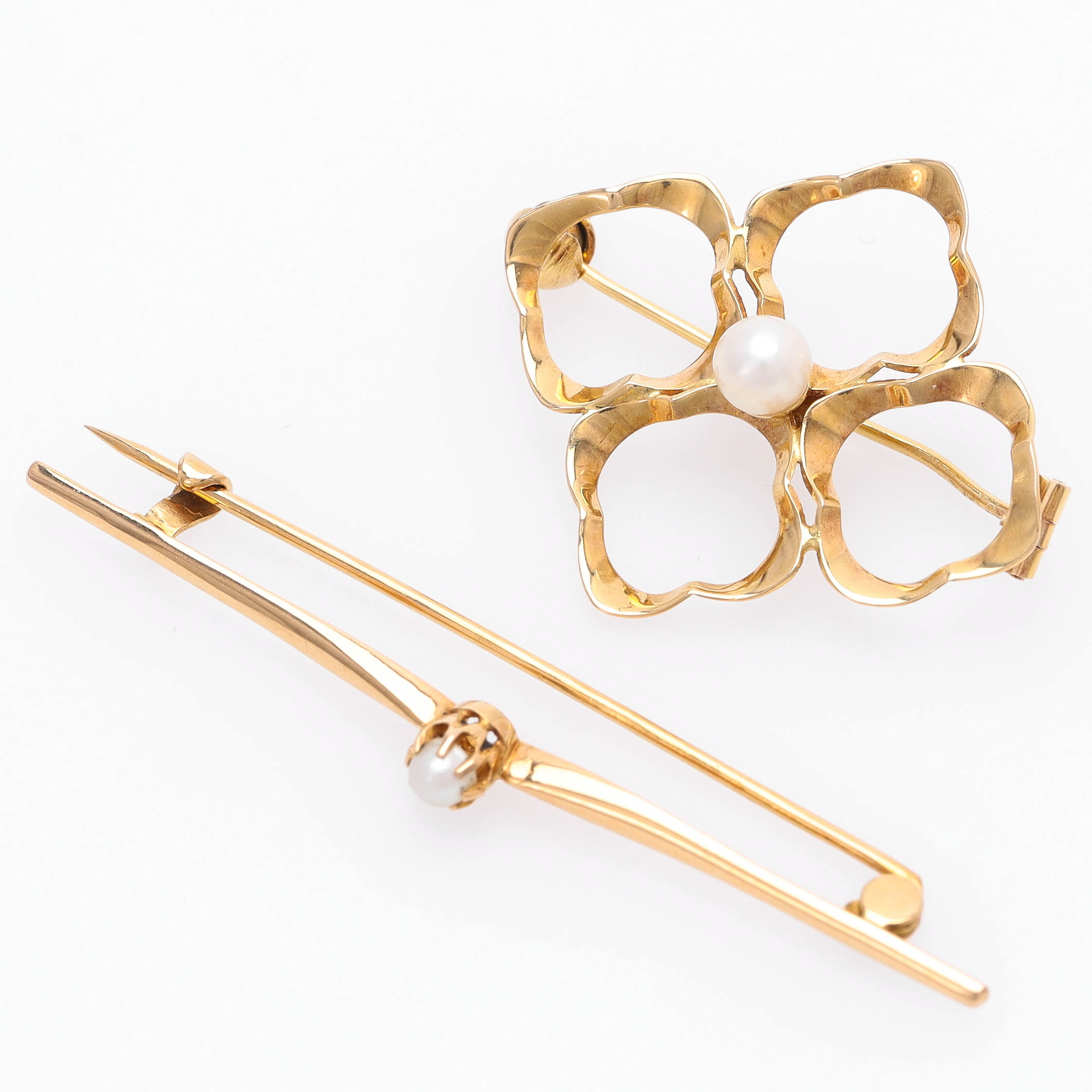 BROSCH, 2 st, 18 k guld, odlade saltvattenspärlor, 1950-tal.