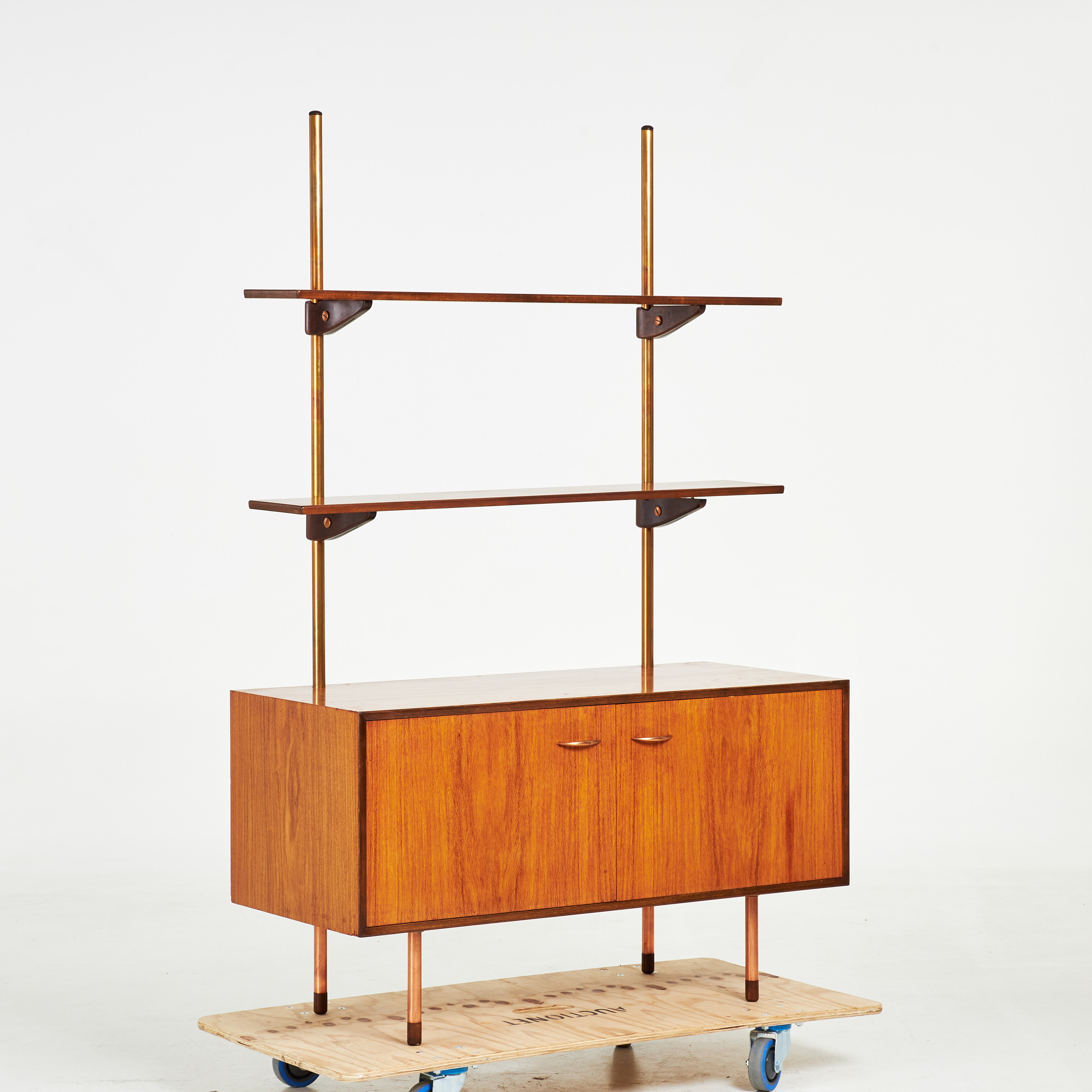 CE CHRISTIANSON. Bokhylla, för Rottne Snickerifabrik AB, fanérad i valnöt, två hyllplan på ställning i metall, undertill med pardörrar och bakomliggande hyllplan, SMI-märkt, samt brickmärkt Three Men.