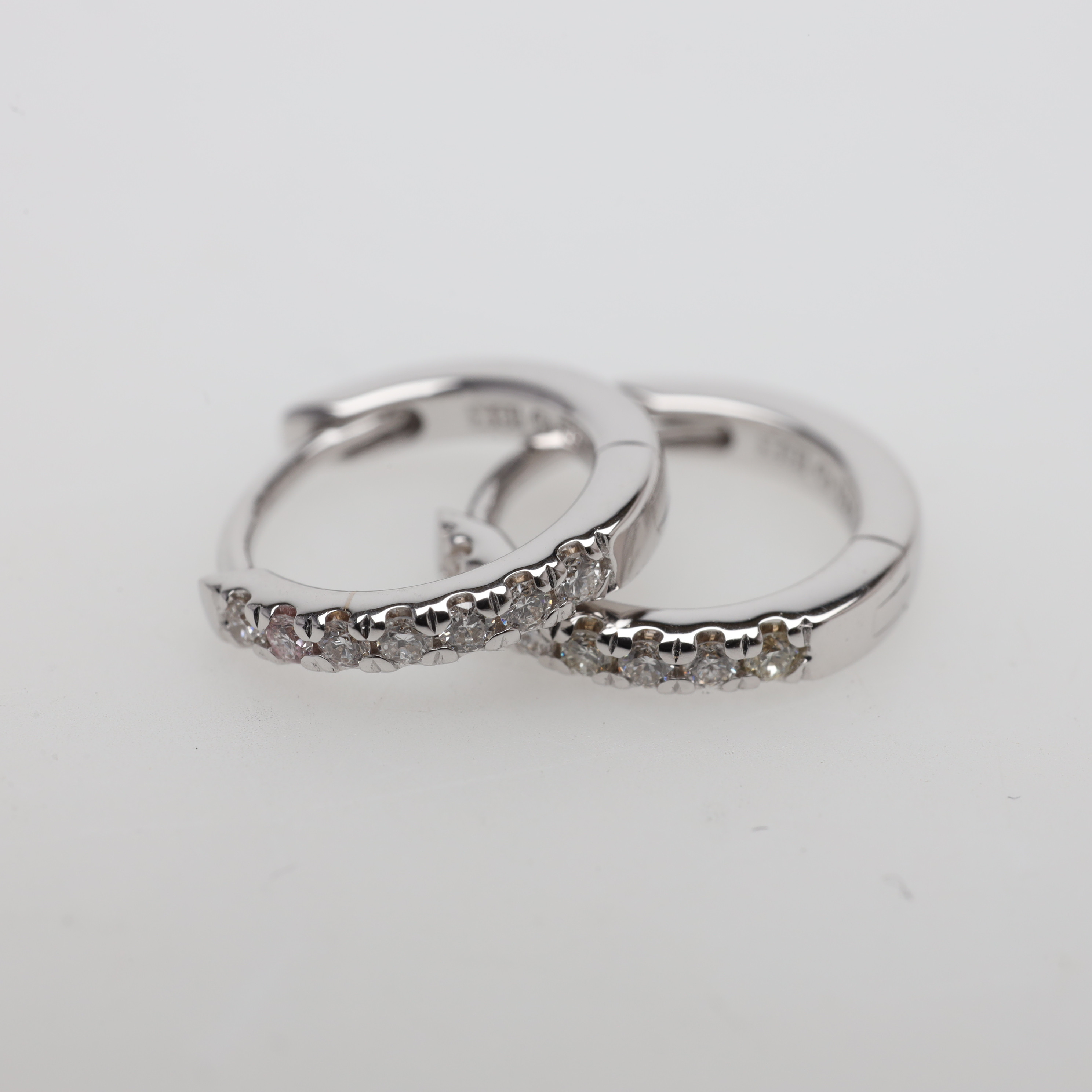 ÖRHÄNGEN ett par med diamanter totalt ca 0,12ct 18K vitguld bruttovikt 1,6 gram.